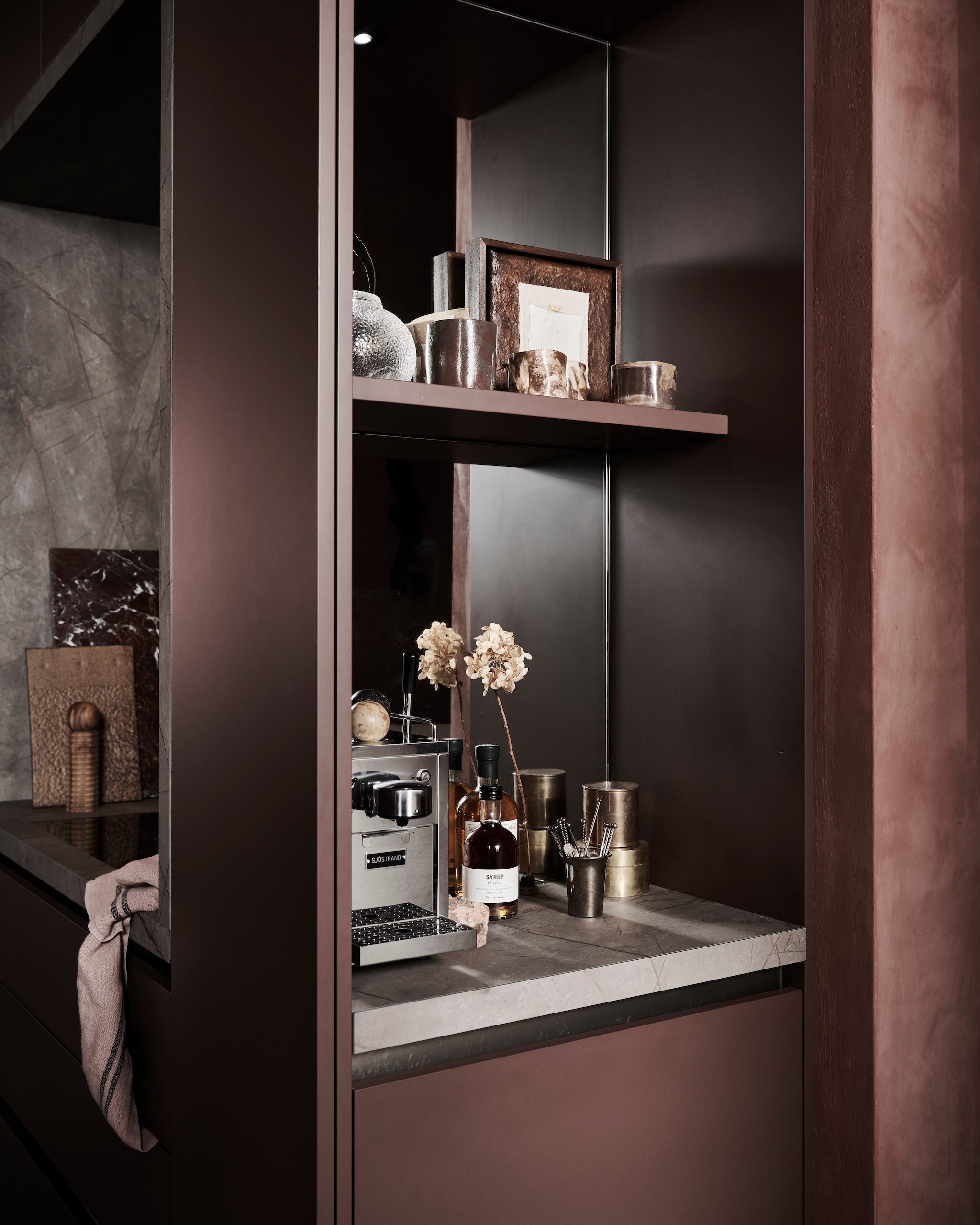 M.m.v. kookwinkel.nl (theedoek), zarahome.com (terracotta dienblad), hkliving.com (bordeaux snijplank), nordal.com (pepermolen, theepot), justanothershop.nl (mini-schilderij van Eef Sanders), sjostrandcoffee.com (koffiemachine), @mettesophie.interiordesign (kopjes). Overig privébezit. vtwonen 13-2024 | styling Kim van Rossenberg | fotografie Sjoerd Eickmans
