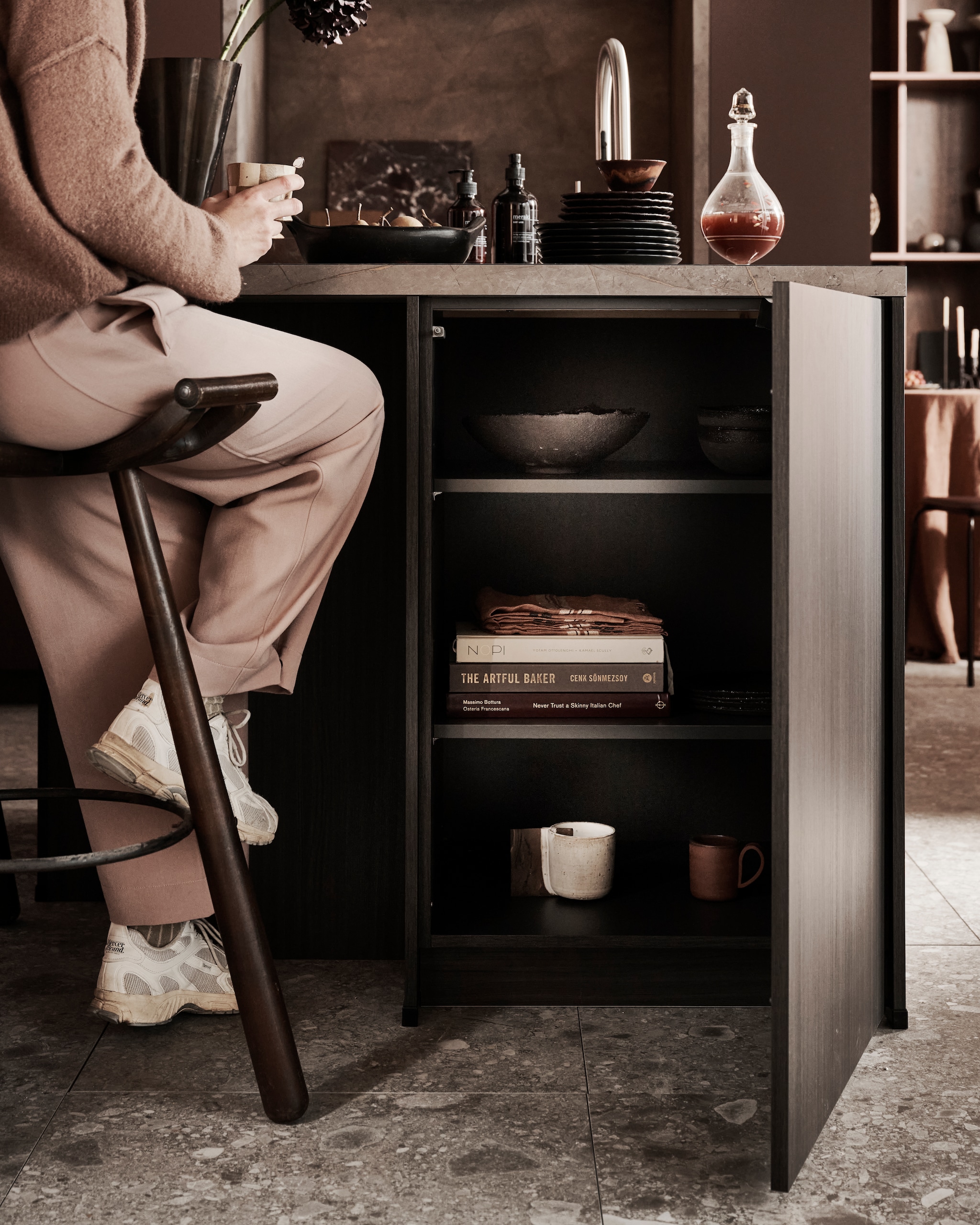 M.m.v. vtwonen.nl/collectie (vloertegel Composite Dark Grey van vtwonen), bestwelhip.nl (barkruk), nordal.com (vaas), housedoctor.com (tray, handzeep en handlotion), @mettesophie.interiordesign (zwart servies, bekers), studioferule.com (kom), libecohomestores.eu (servetten). Overig privébezit. vtwonen 13-2024 | styling Kim van Rossenberg | fotografie Sjoerd Eickmans