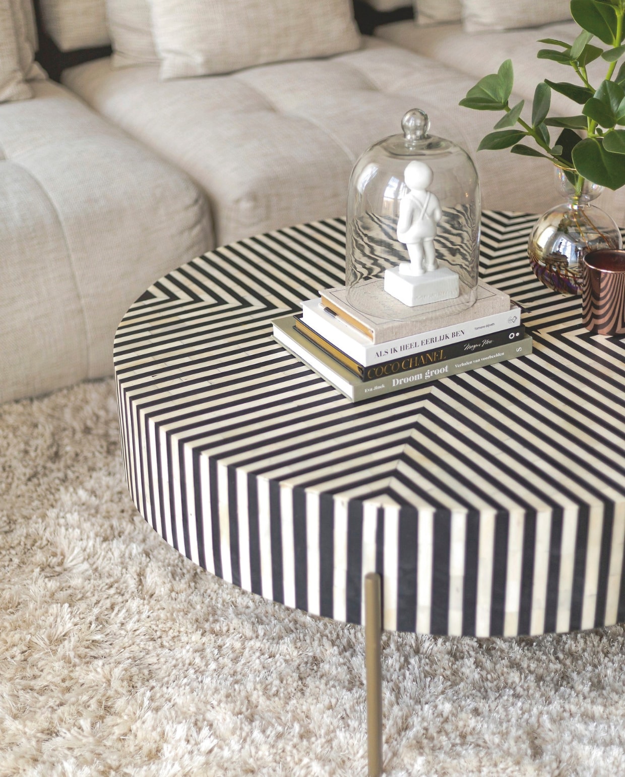 De accessoires op de bijzettafel zijn gekocht bij Tica. stijlvol wonen 07-2024 | productie Taverne Agency | Styling Josephine Visser | Fotografie Chiela van Meerwijk
