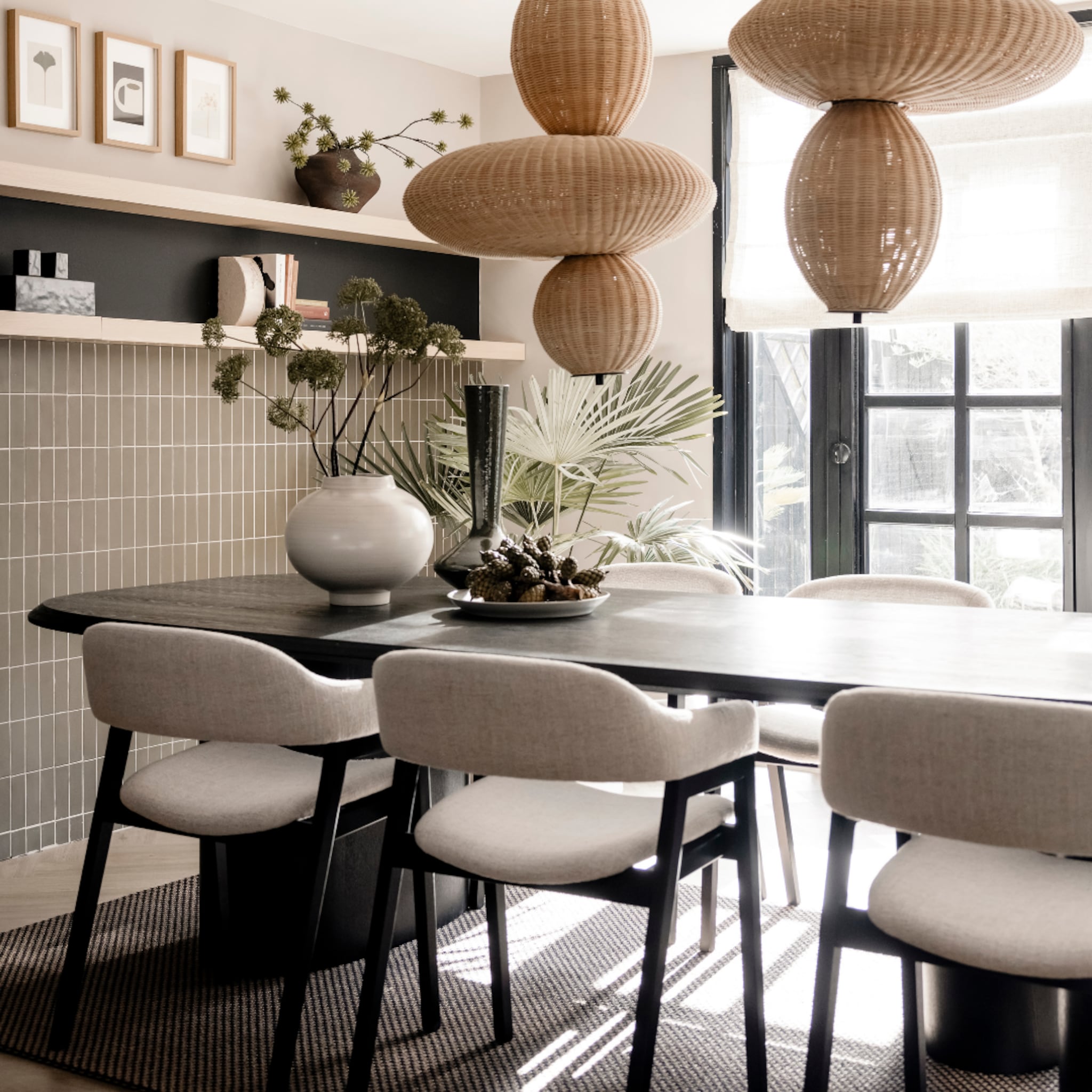 Japandi-stijl woonkamer met rieten lampen en een tegelwand