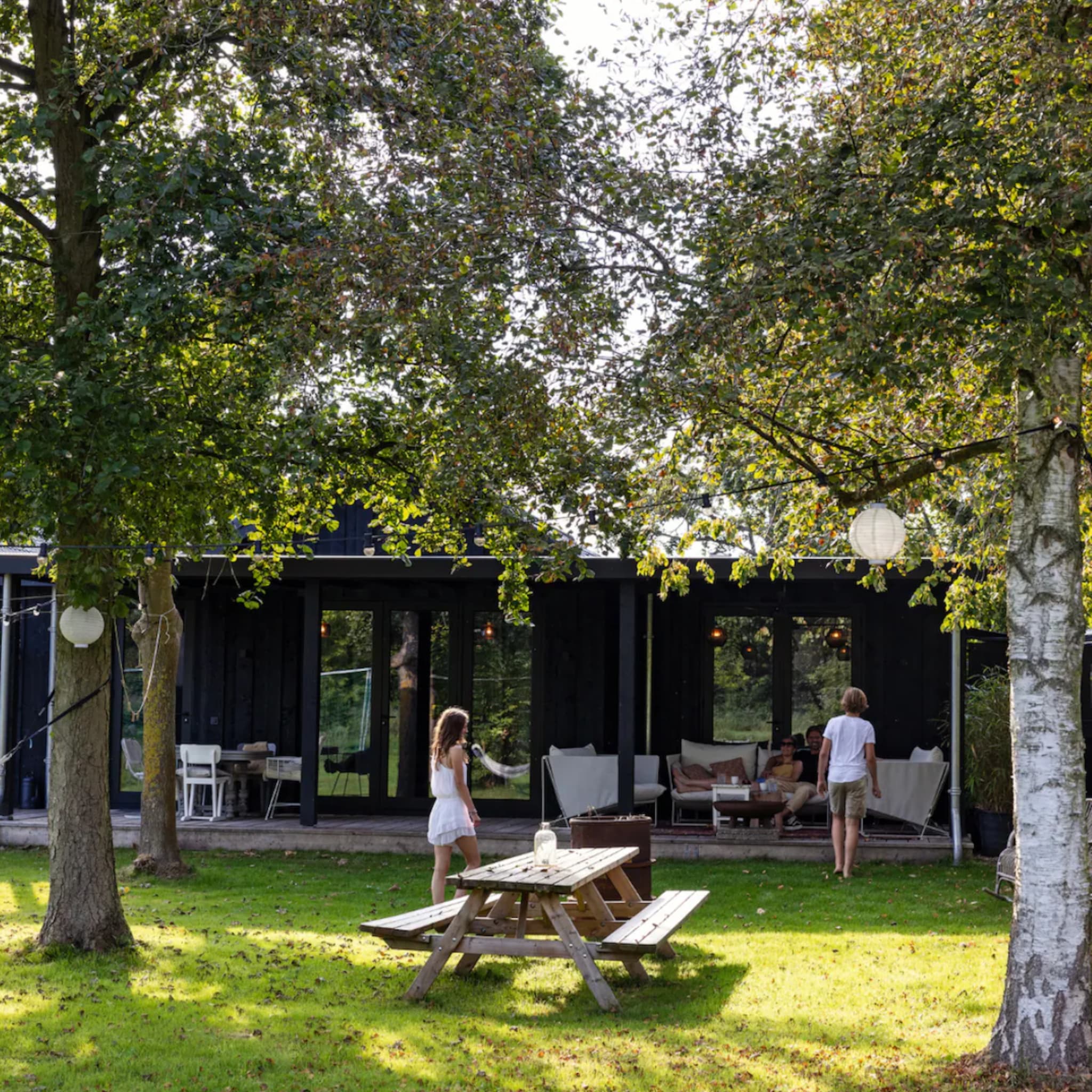 Buitenkijken in een groene tuin met een overkapping