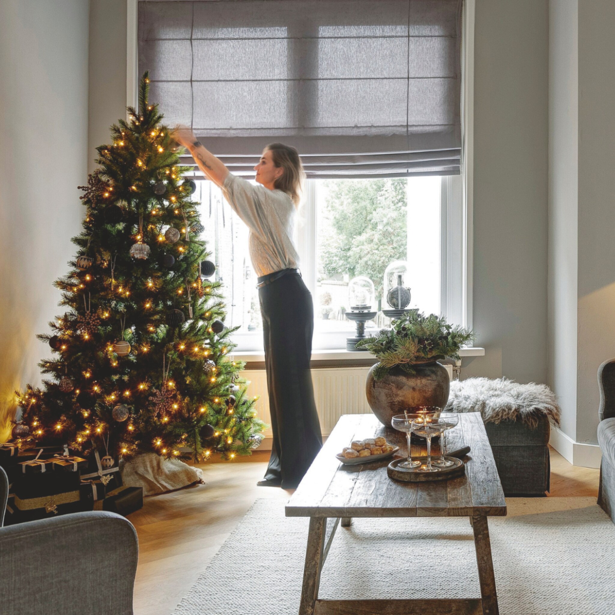 Landelijke woonkamer met versierde kerstboom