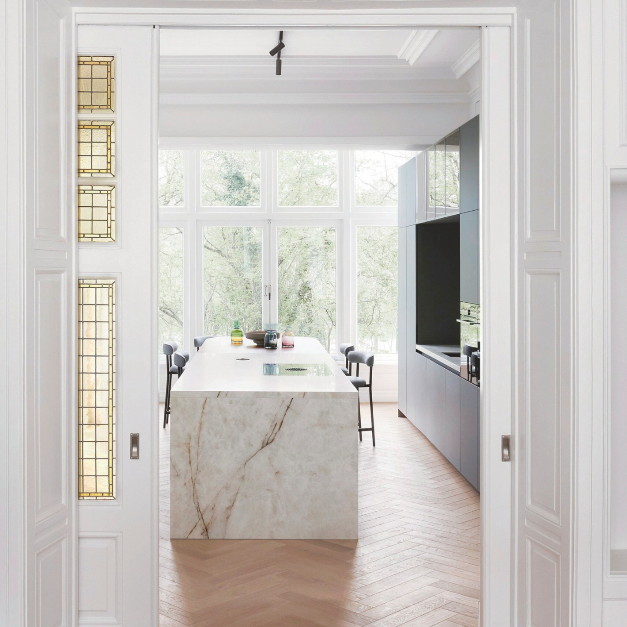 Moderne keuken met een kookeiland van marmer