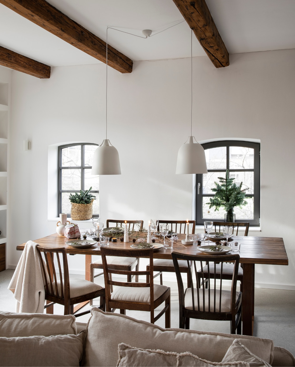 Björn maakte de eettafel zelf. Vintage stoelen online vondst. Hanglampen Clover van Eva Solo. Groendecoraties gemaakt door Lisa. vtwonen 12-2024 | styling Miriam Hannemann | fotografie André Reuter