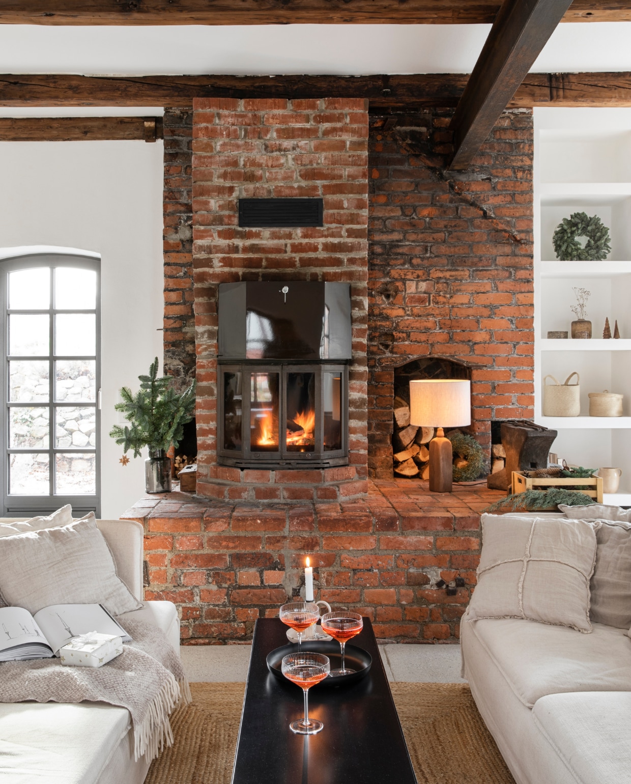 Soortgelijk: banken La Redoute, keramieken lampen vtwonen.nl/shop. vtwonen 12-2024 | styling Miriam Hannemann | fotografie André Reuter