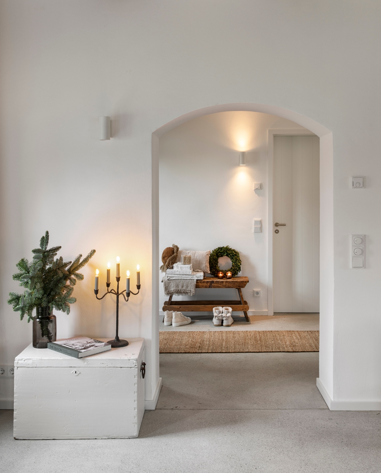 Oud bankje antiekwinkel. Vintage witte kist. De grijze dekvloer met vloerverwarming heeft een terrazzo look. vtwonen 12-2024 | styling Miriam Hannemann | fotografie André Reuter