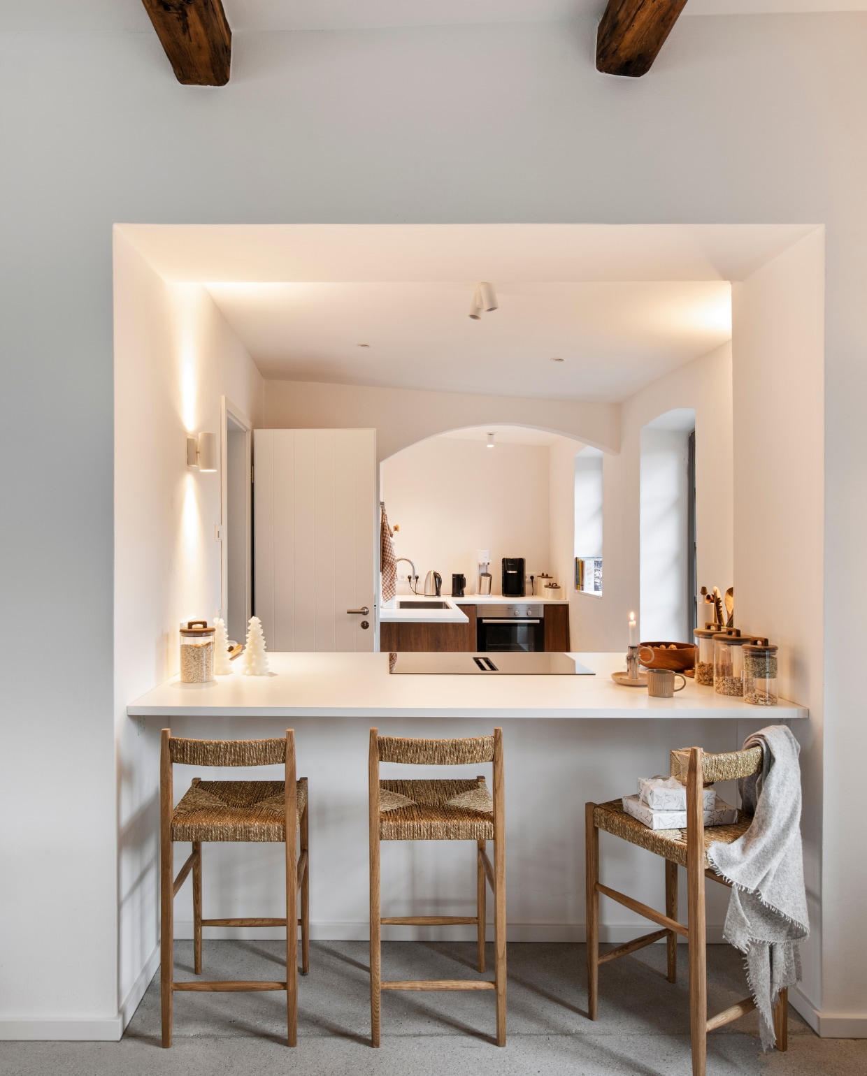 Houten barkrukken met rieten zittingen Zara Home. vtwonen 12-2024 | styling miriam hannemann | fotografie andré reuter