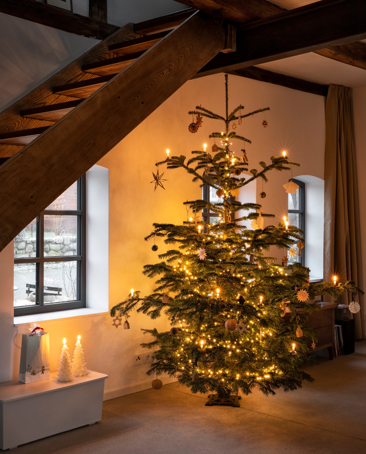 Vintage witte kist met kerstdecoraties vtwonen 12-2024 | styling Miriam Hannemann | fotografie André Reuter