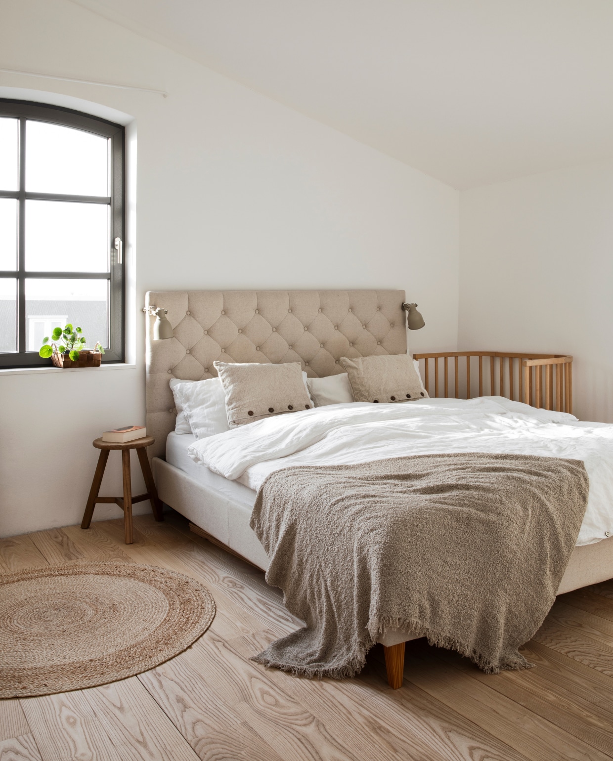 Soortgelijk: plaid vtwonen, leeslampen Ferm Living, kleed Basiclabel. vtwonen 12-2024 | styling miriam hannemann | fotografie andré reuter
