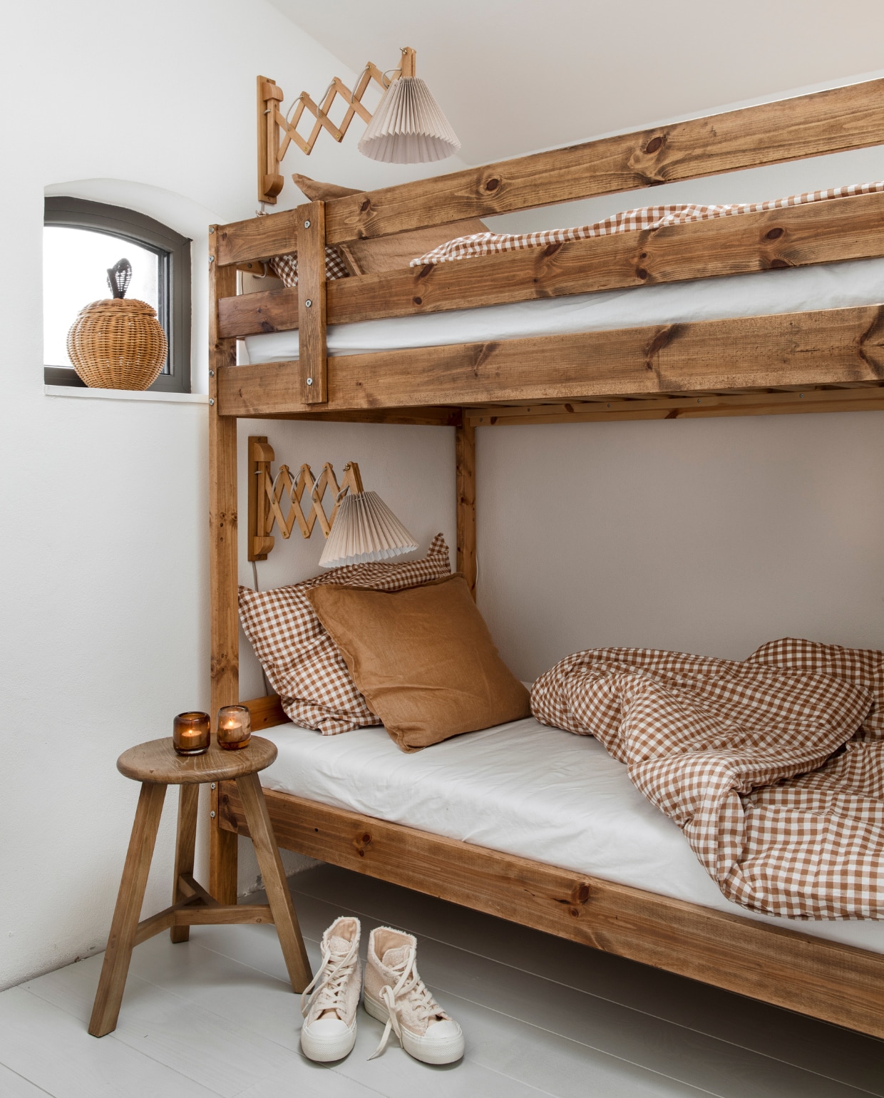 Stapelbed Ikea, scharnierlampen Etsy, dekbedhoes H&amp;M Home. vtwonen 12-2024 | styling miriam hannemann | fotografie andré reuter