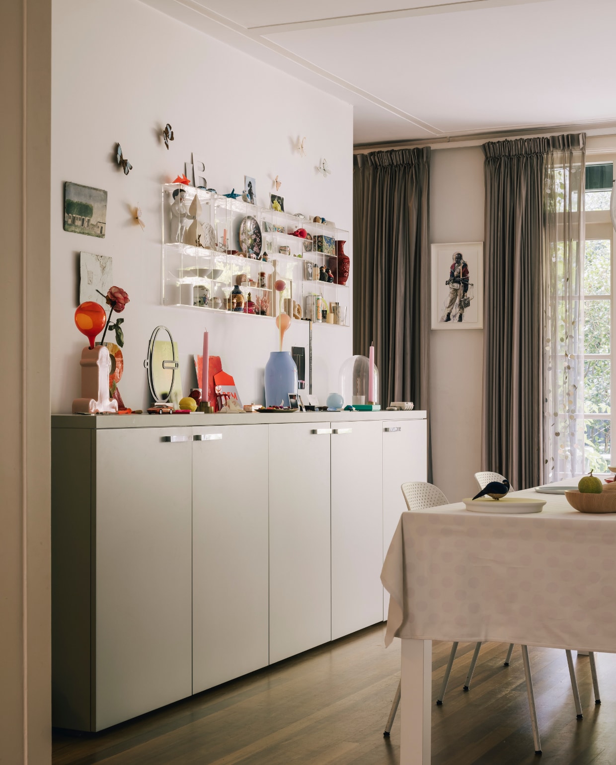 In de eetkamer staat een dressoir van Cappellini met daarop en -boven prototypes en kunstobjecten van onder andere Ettore Sottsass, Jeroen Henneman en Carole zelf. stijlvol wonen 08-2024 | fotografie Katoo Peeters | tekst Tanne Donjacour Gielen