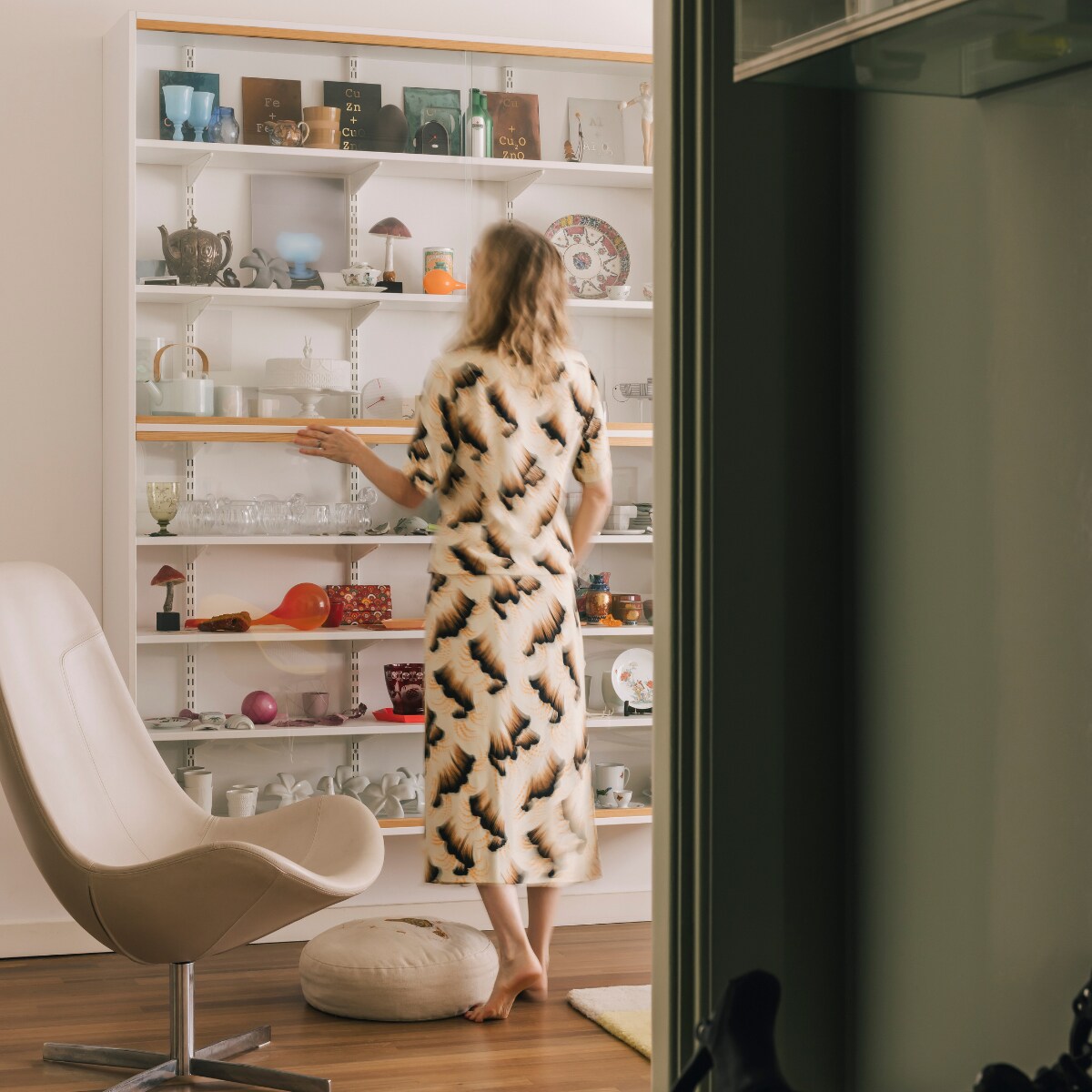 In de zelfontworpen kast staan prototypes, kunstobjecten en vondsten. Van erfstukken van haar oma tot eigen werk voor Ikea, Hay en andere opdrachtgevers. De leren draaifauteuil 7400 is een ontwerp voor Gelderland. stijlvol wonen 08-2024 | Fotografie Katoo Peeters | Tekst Tanne Donjacour Gielen