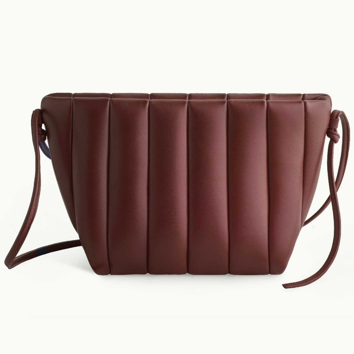 Kalfsleren tas Boulevard van Maeden, gemaakt van restmateriaal € 530,- (maeden.nl). Maeden