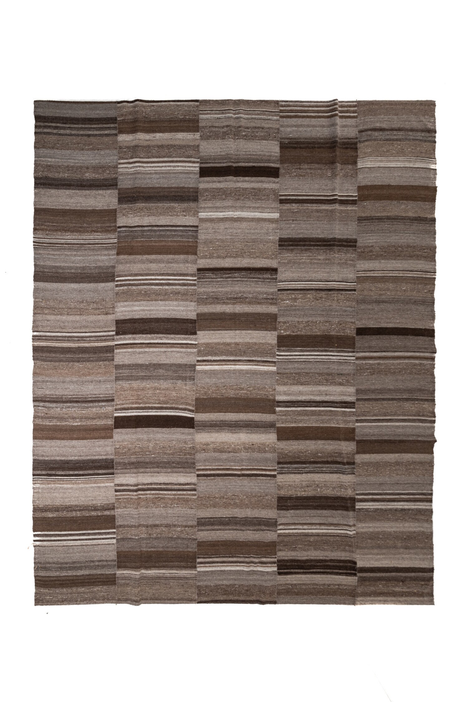 Handgeweven tapijt Kelim in beige, wol en katoen, 376x310 cm € 2690,- (couleurlocale.eu). Couleur Locale