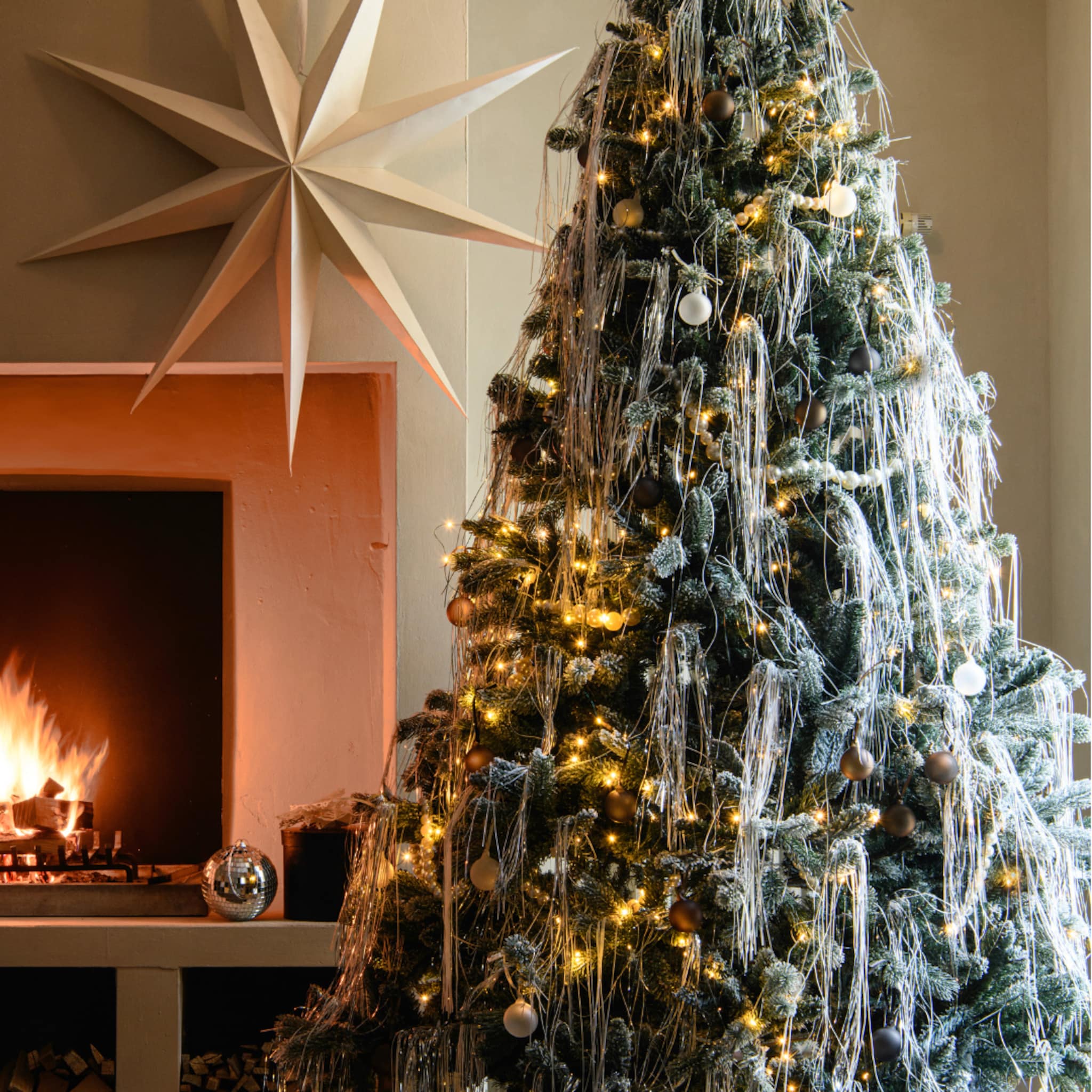 Warm interieur met een haard, brickwall en kerstaccessoires