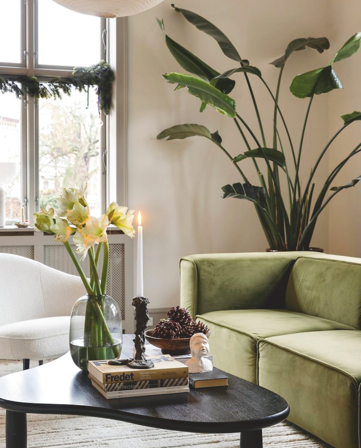 Guirlandes van kunstspar gekocht bij het tuincentrum, bank en fauteuil Bo Concept. vtwonen 12-2024 | styling rikke graff juel | fotografie christina kayser onsgaard