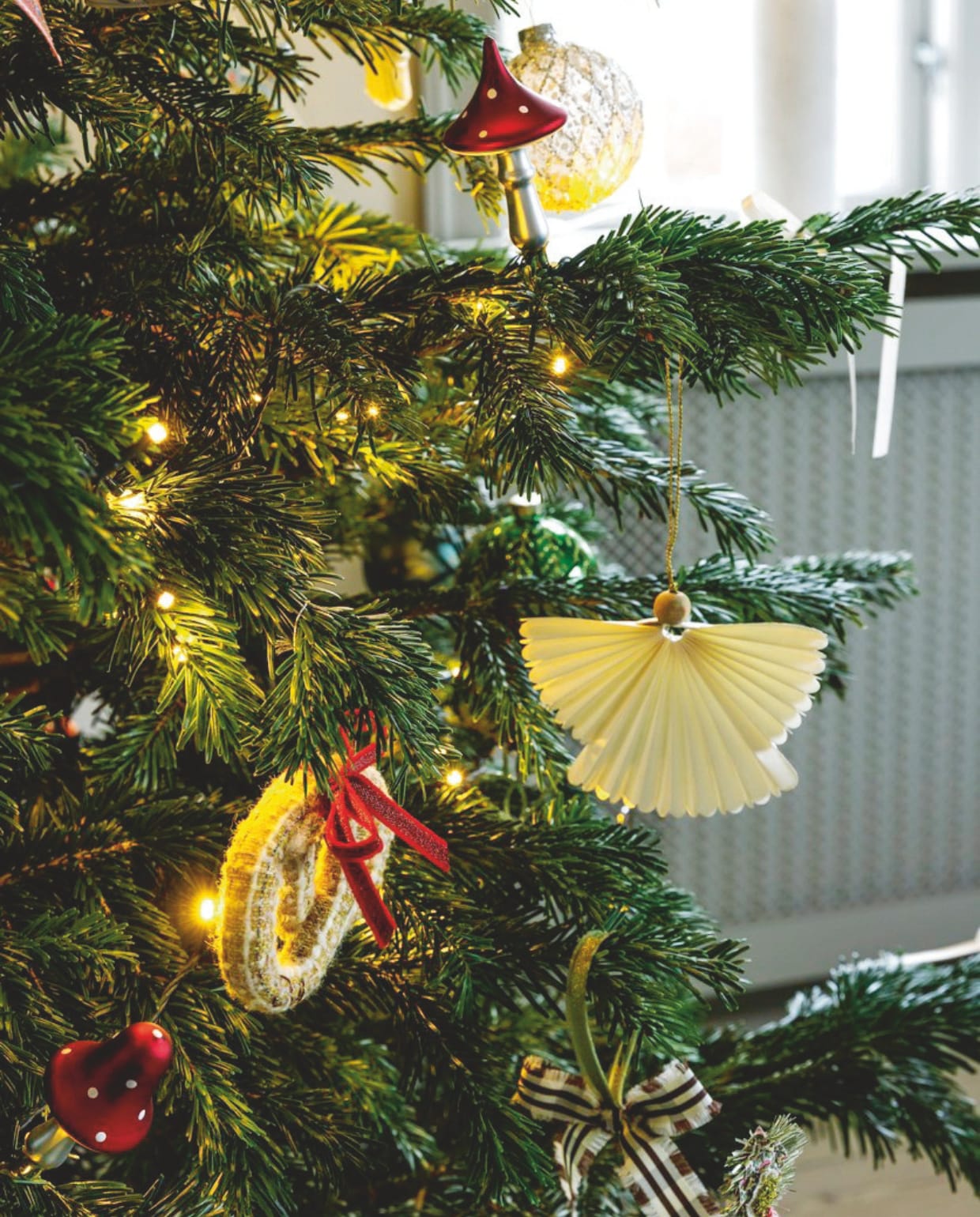 papieren engel van de lokale kerstmarkt, stoffen pretzel @pilenstudio_. vtwonen 12-2024 | styling rikke graff juel | fotografie christina kayser onsgaard