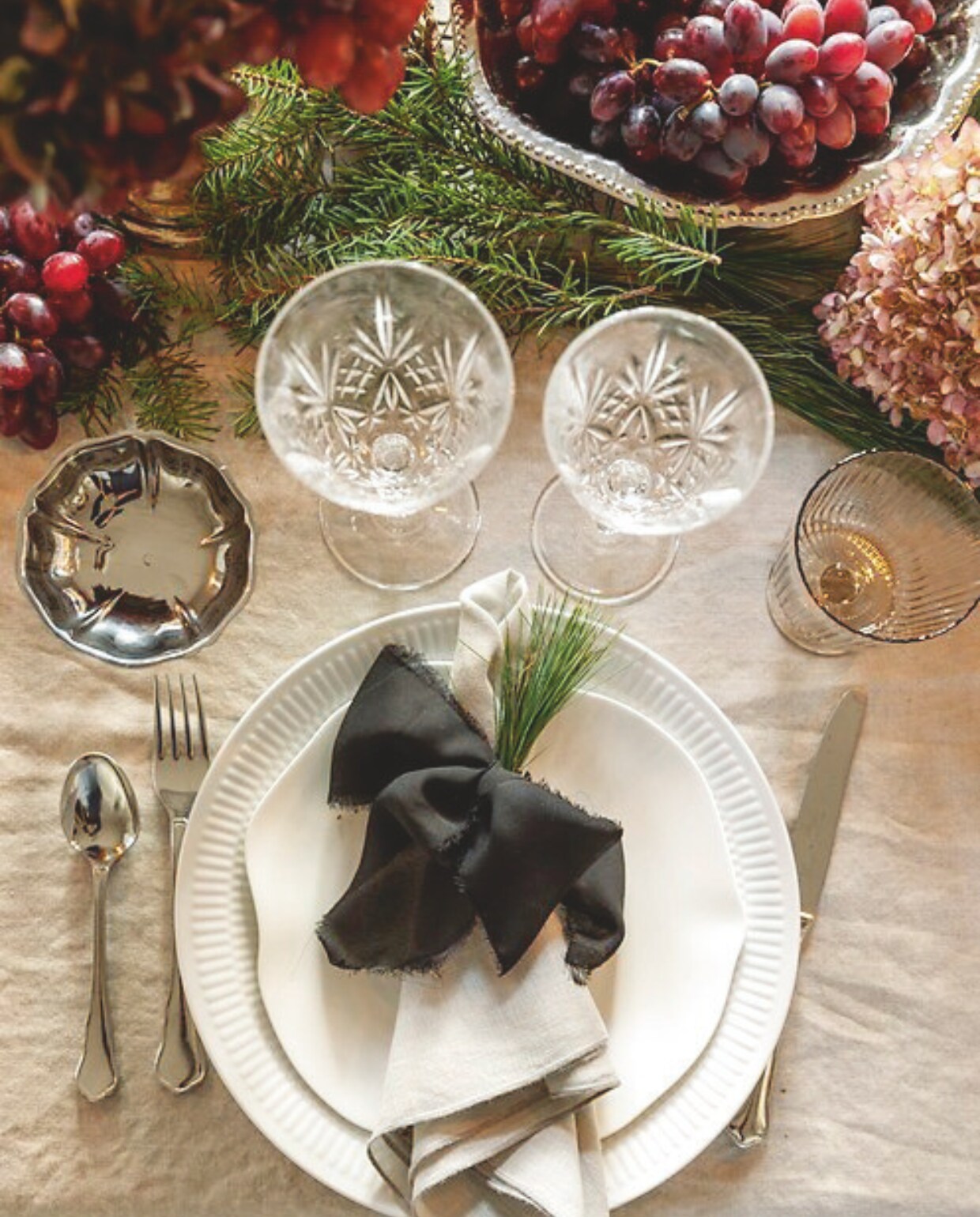 Aardewerk Royal Copenhagen en rommelmarkt, vintage glaswerk, servetten Broste Copenhagen. vtwonen 12-2024 | styling Rikke Graff Juel | fotografie Christina Kayser Onsgaard