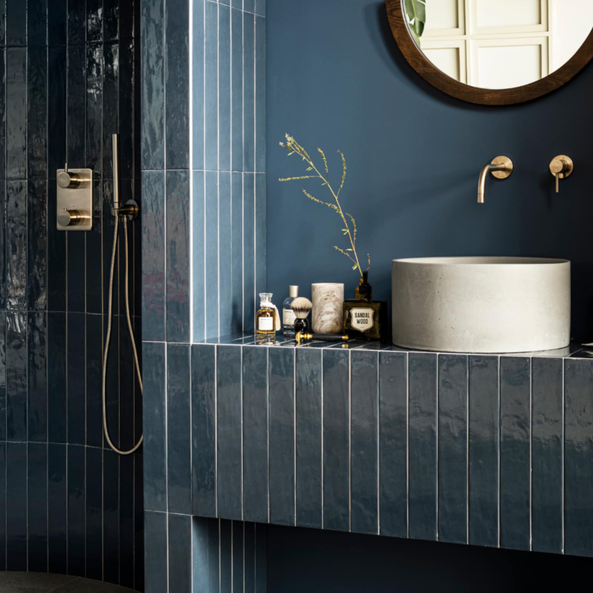 Maximalistische badkamer met blauwe tegels