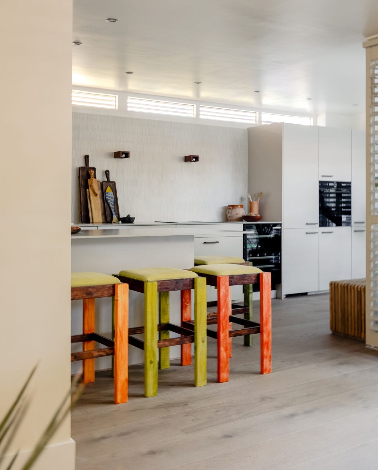 Weer verliefd op je huis aflevering 10 seizoen 21 2024, Kelly in Hilversum, DIY barkrukken Weer verliefd op je huis aflevering 10 seizoen 21 2024 | styling Kelly van Gendt | fotografie Sonja Velda