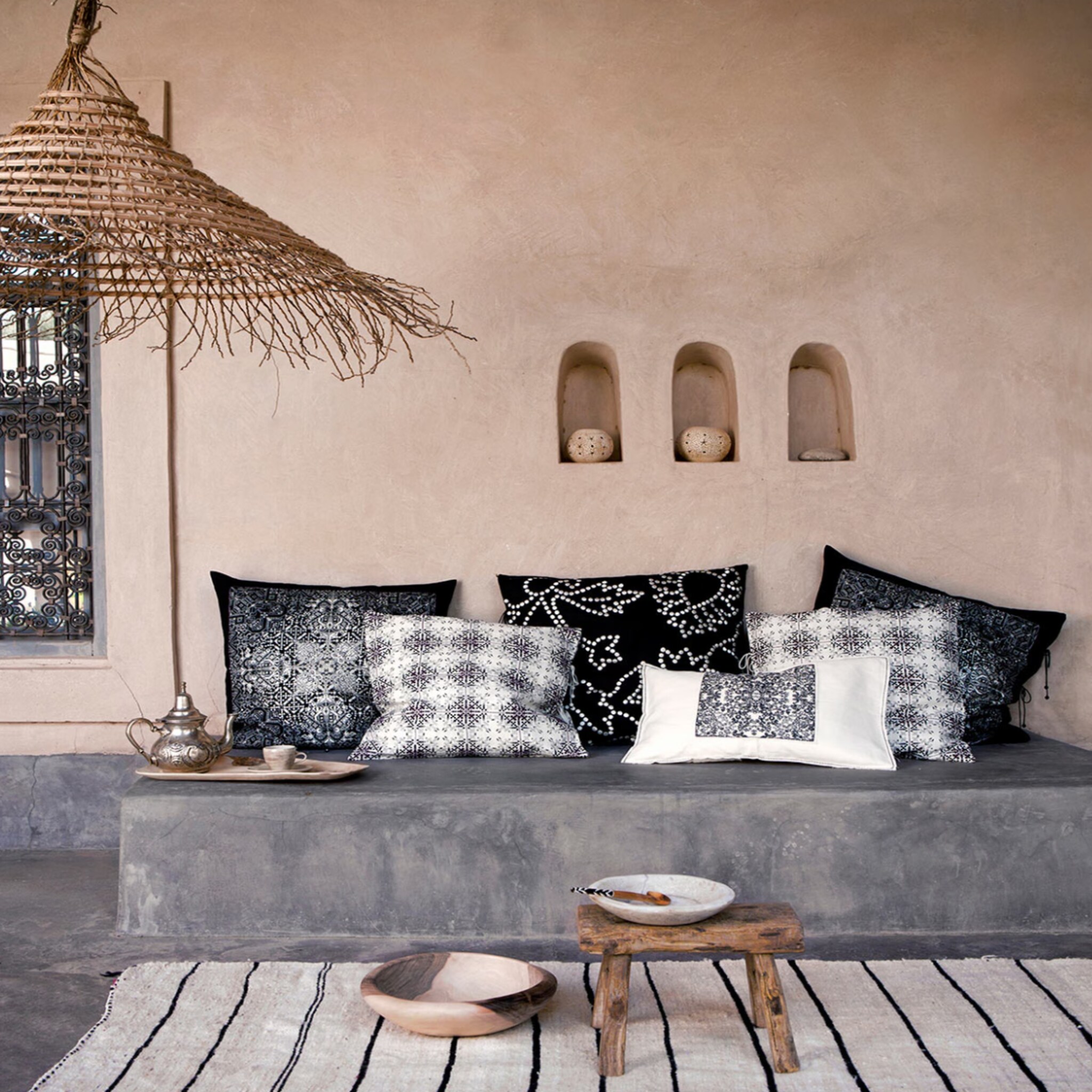 Tuin in mediterrane, bohemian stijl met een gestuukte buitenmuur