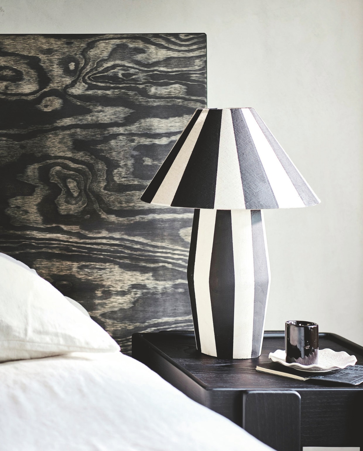 Sungkaihouten bijzettafel Nido set van 3, 42x42x40 cm € 499,- (urbannatureculture.com). Verwassen linnen dekbedovertrek, 240x220 cm € 89,99, langwerpig kussen, vulling met veren, 50x140 cm € 69,99, langwerpige verwassen linnen kussenhoes, 50x140 cm € 59,99, aardewerken bord met geschulpte rand € 22,99, geurkaars Light Cotton € 6,99 (zarahome.com). Hoofdbord DIY. Overig privébezit. vtwonen special DIY 09 | styling en uitvoering Sanne Ketelaar | fotografie Sjoerd Eickmans