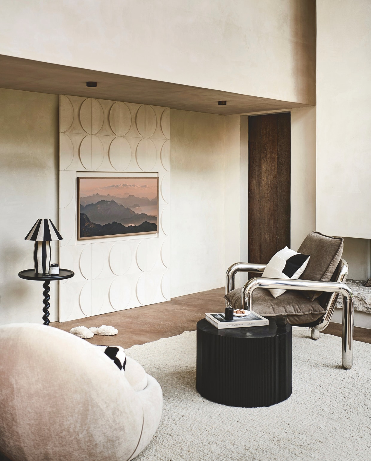 Tv The Frame 2023, 43” € 999,-, verwisselbare lijst Teakhouten frame 43” € 149,- (samsung.com). Fauteuil Babette in stof Danny Cream, 84x93x73 cm (bxdxh) € 599,- (sofacompany.com). Fauteuil Chrome van HKliving, 84,5x85x90 cm (bxdxh) € 1295,-, aluminium bijzettafel Twister van Polspotten, 46x55 cm (Øxh) € 299,-, mdf salontafel Sanne van Woood, 60x40 cm (Øxh) € 159,-, geblokt kussen van HKliving, wol, katoen en linnen € 79,95, wollen vloerkleed Logmar van Linie Design, 200x300 cm € 795,- (vtwonen.nl/shop). Katoenen kussen Xenia € 54,95 (urbannatureculture.com). Sloffen van nepbont € 22,99, aardewerken bord met geschulpte rand € 22,99 (zarahome.com). Lamp DIY. Overig privébezit. vtwonen special DIY 09 | styling en uitvoering Sanne Ketelaar | fotografie Sjoerd Eickmans