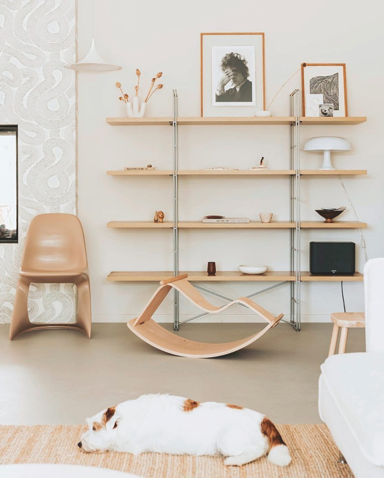 Vintage stoel Casalino van Alexander Begge, behang Zen van Sandberg Wallpaper, vintage wandkast Enetri van Ikea, trompetlamp vintage, hobbelpaard Curve Lab via Mad & Mom, kruk Ikea. vtwonen binnenkijkspecial 12-2024 | fotografie Iris van Tricht