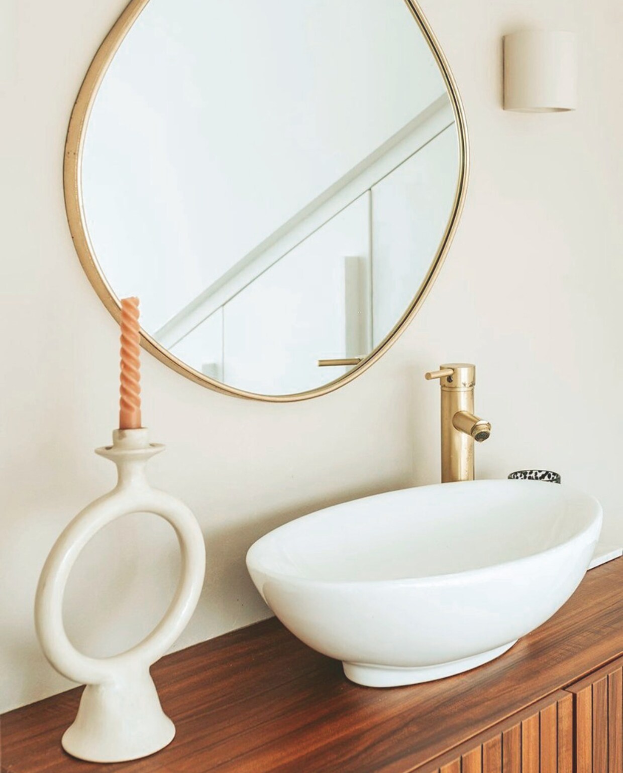 Badkamermeubel Jysk, kandelaar Bij Emma Thuis. 2 Behang Bosdieren van Långelid/von Brömssen via Koester Conceptstore, commode kringloop. vtwonen binnenkijkspecial 12-2024 | fotografie iris van tricht