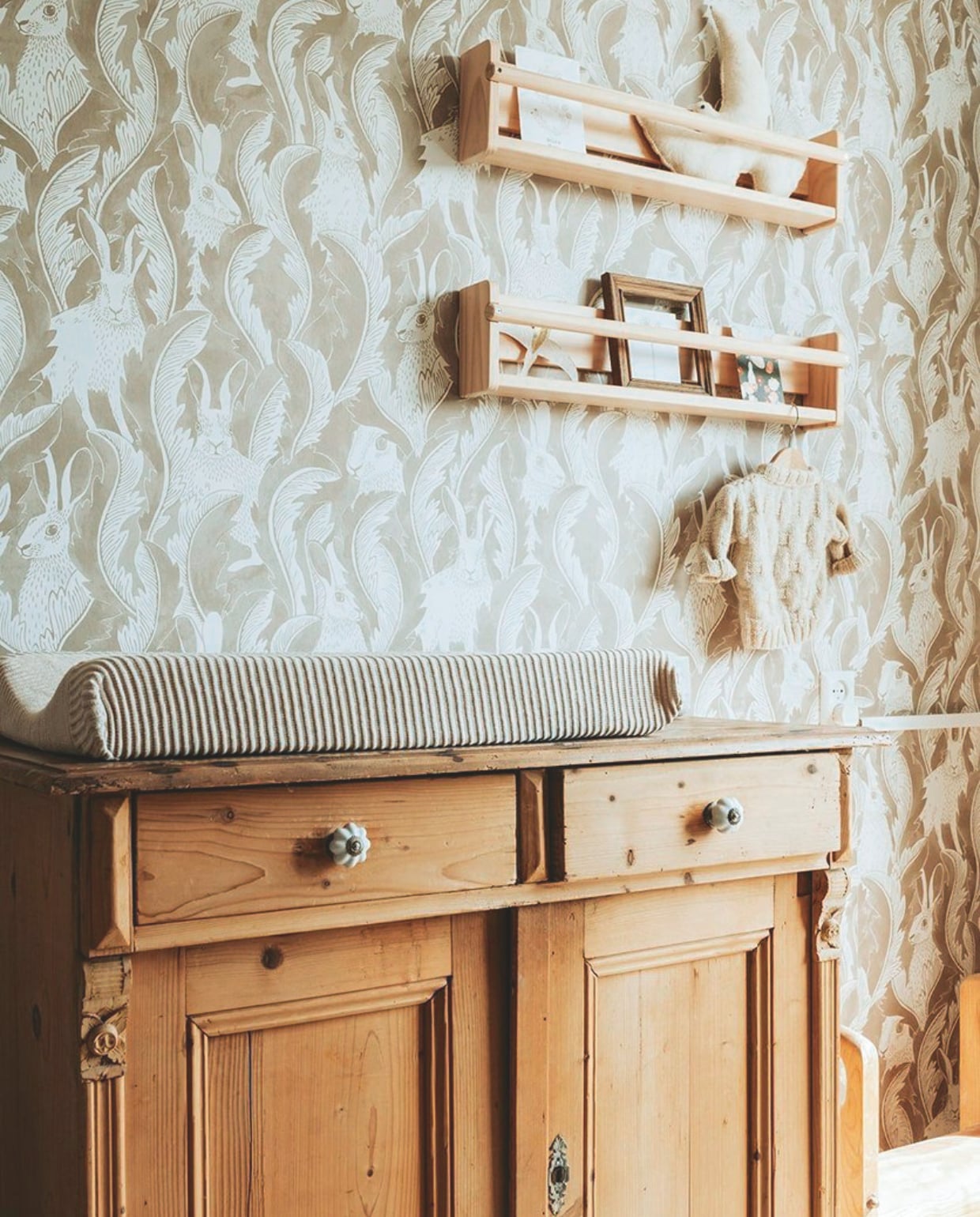 Behang Bosdieren van Långelid/von Brömssen via Koester Conceptstore, commode kringloop. vtwonen binnenkijkspecial 12-2024 | fotografie iris van tricht