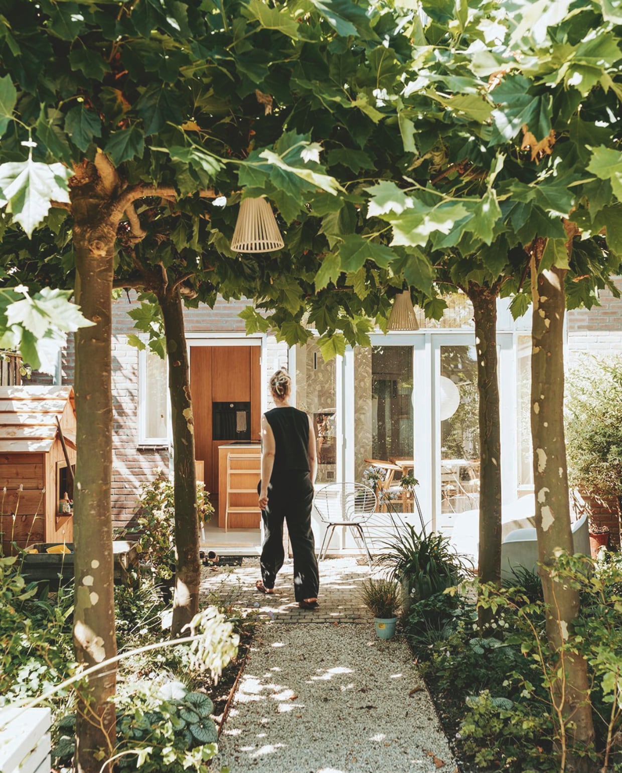 Met een speelhuis, een ochtendzonterras, twee moestuinbakken en een trampoline kreeg de tuin een functie voor elk gezinslid. vtwonen binnenkijkspecial 12-2024 | fotografie iris van tricht