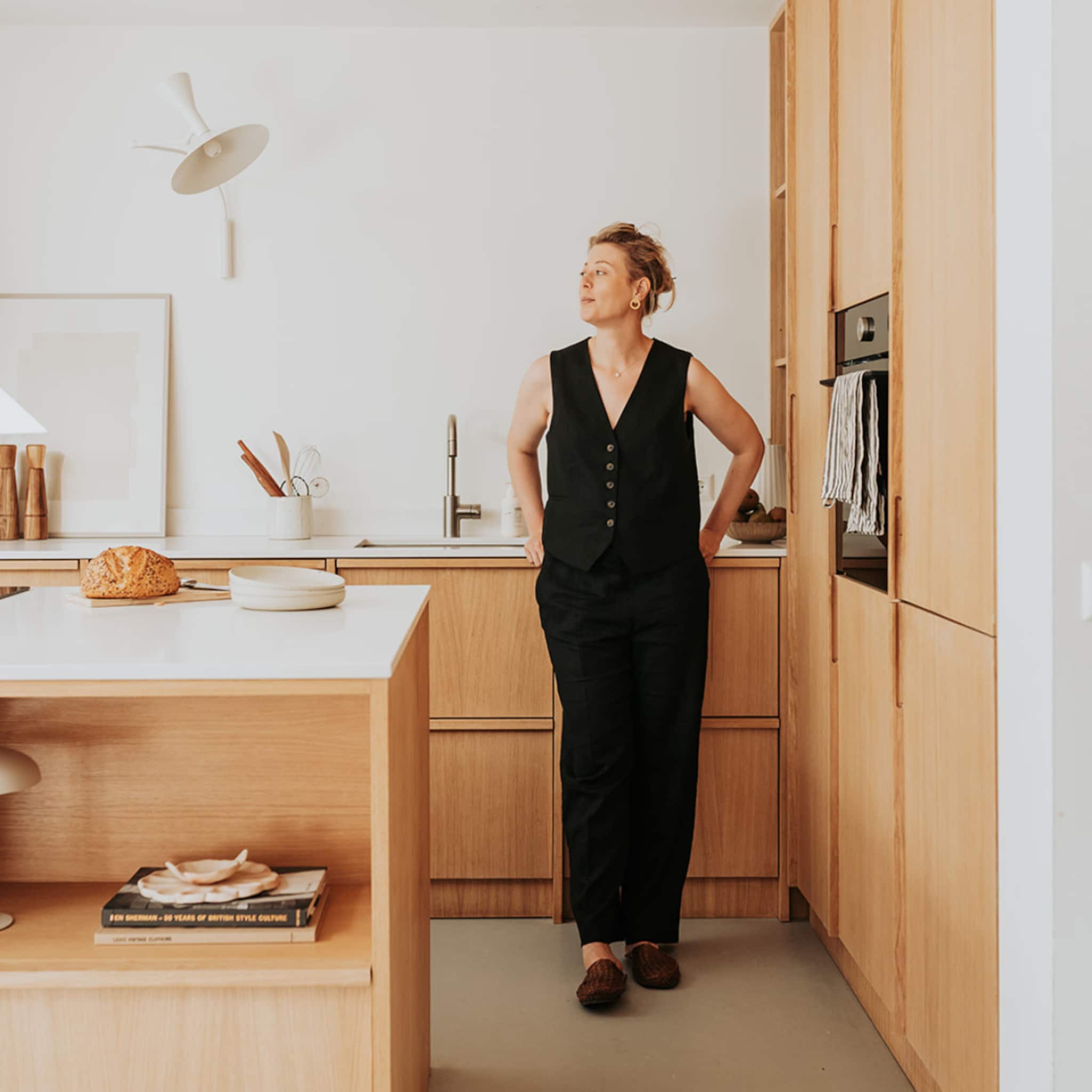 Houten keuken met een wit keukenblad en een naturel gietvloer