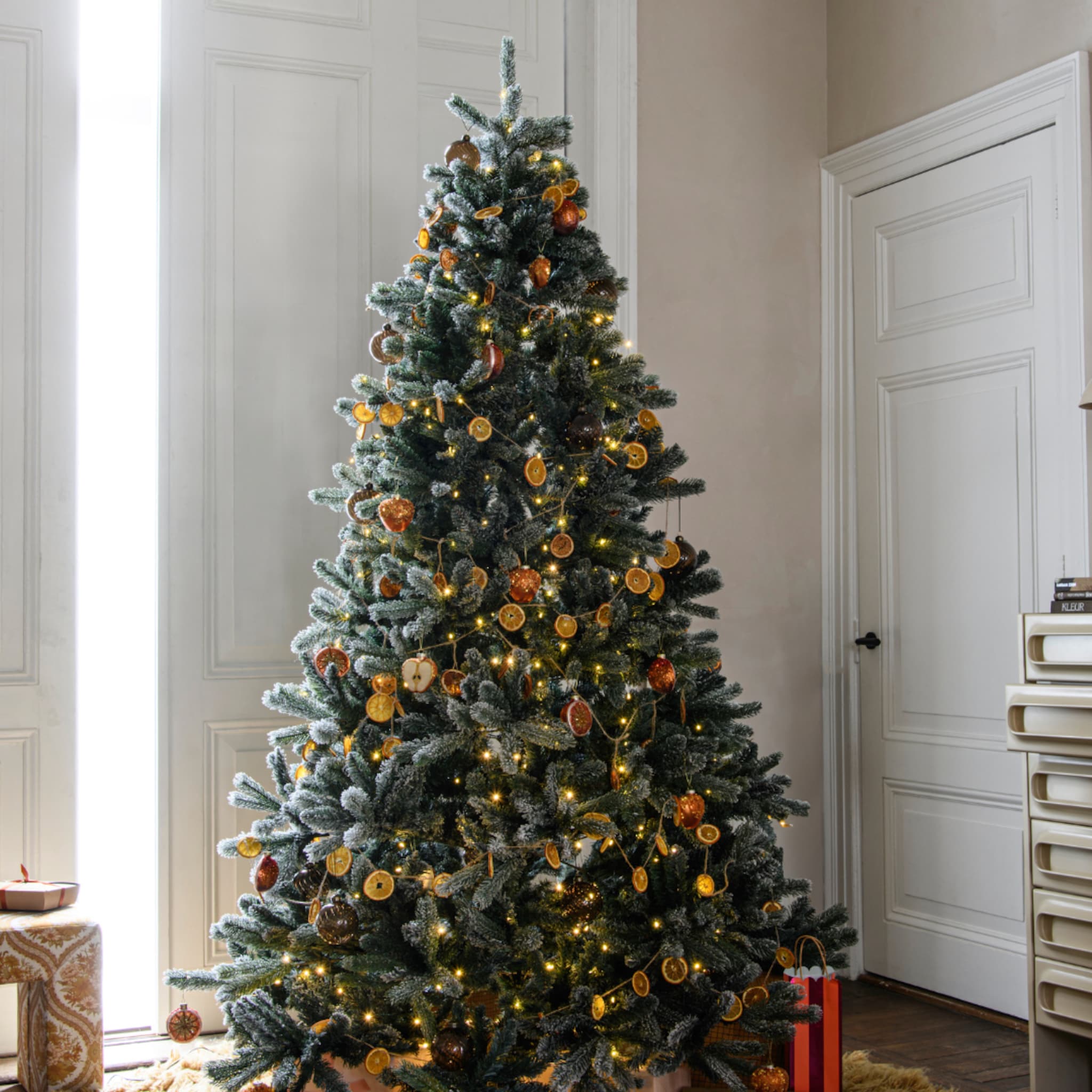 Warme, vintage kerstboom met gedroogd fruit