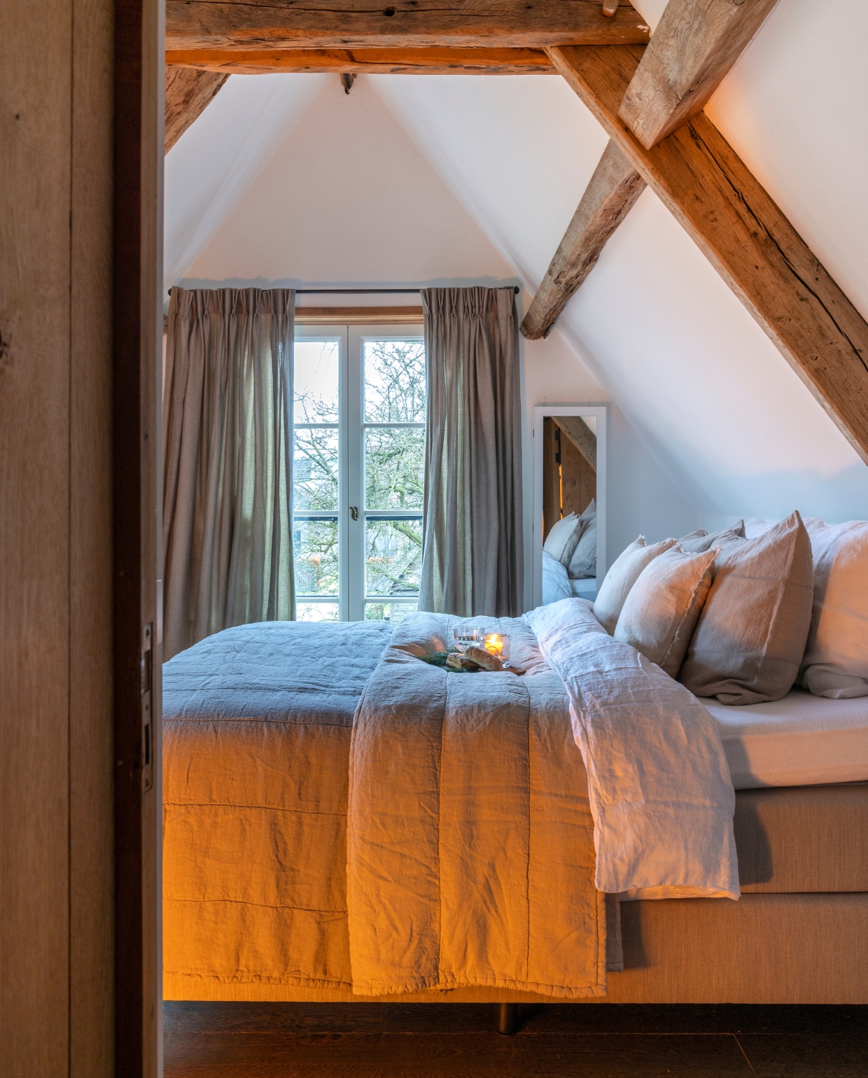 sprei, de extra kussens en het overtrek van zacht, Portugees linnen zijn van Casa Comodo. De oude balken komen van ’t Achterhuis. vtwonen landelijk 7-2024 | Fotografie Anneke Gambon