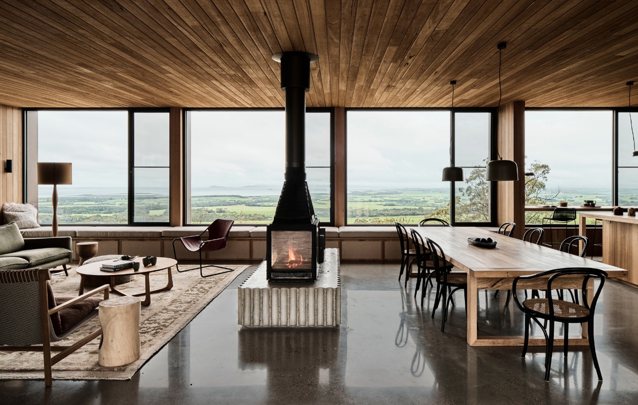 Leren fauteuil Paulistano van Objekto, salontafel La Corona van Tide Design, vloerkleed Sultan Oushak 3 van Halcyon Lake, hanglampen Anchor Ceramics. stijlvol wonen 08-2024 | productie Living agency | fotografie Tom Blachford