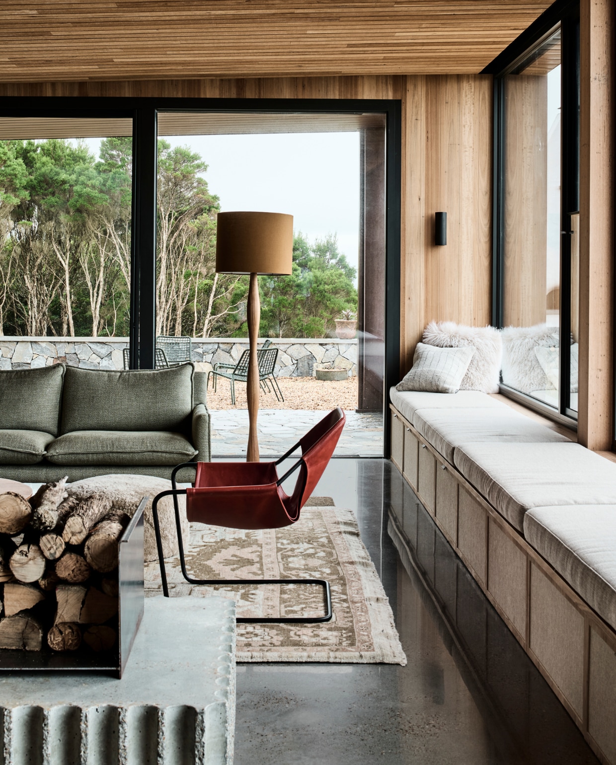 Wandlamp Earth Light van het Australische Anchor Ceramics, harig kussen Nordic Abode, fauteuil Paulistano van Objekto. stijlvol wonen 08-2024 | productie Living agency | fotografie Tom Blachford