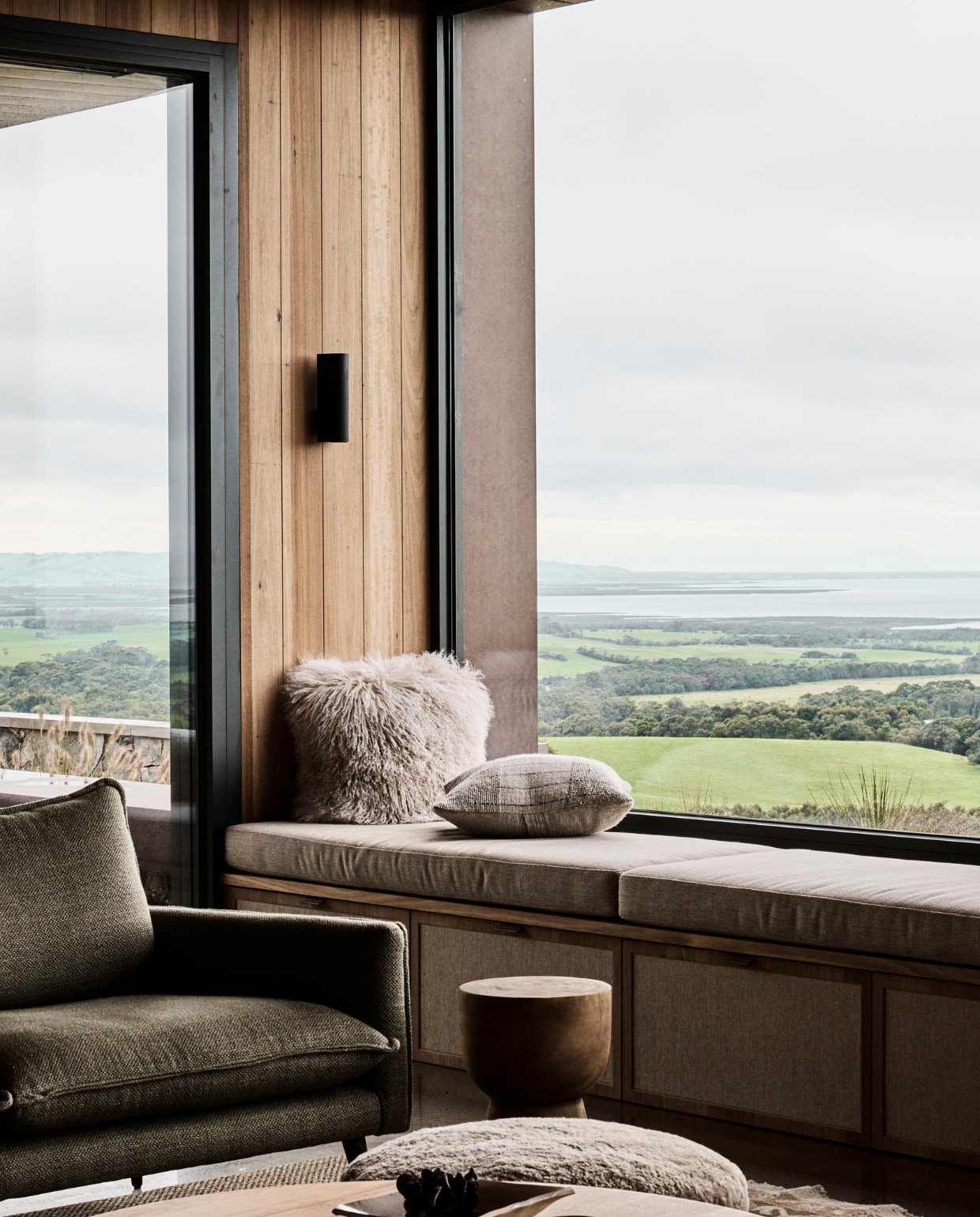 De zwarte kozijnen van gepoedercoat aluminium omkaderen het landschap mooi. stijlvol wonen 08-2024 | productie Living agency | fotografie Tom Blachford
