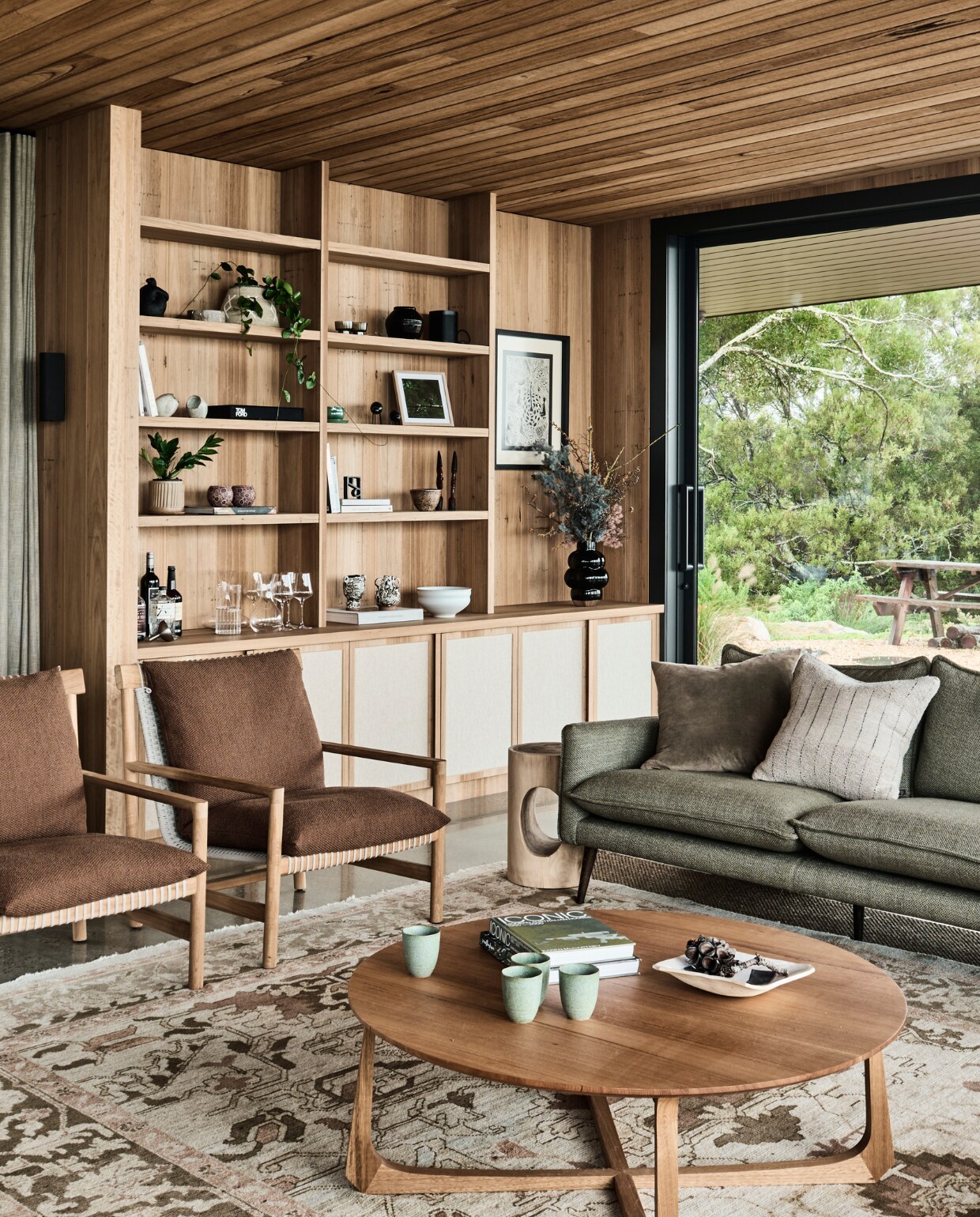 Fauteuils Amanu van Tribù, bank Archie van Arthur G, op de kast staat vaas Balloon van Louise Roe, salontafel La Corona van Tide Design, vloerkleed Sultan Oushak 3 van Halcyon Lake. stijlvol wonen 08-2024 | productie Living agency | fotografie Tom Blachford