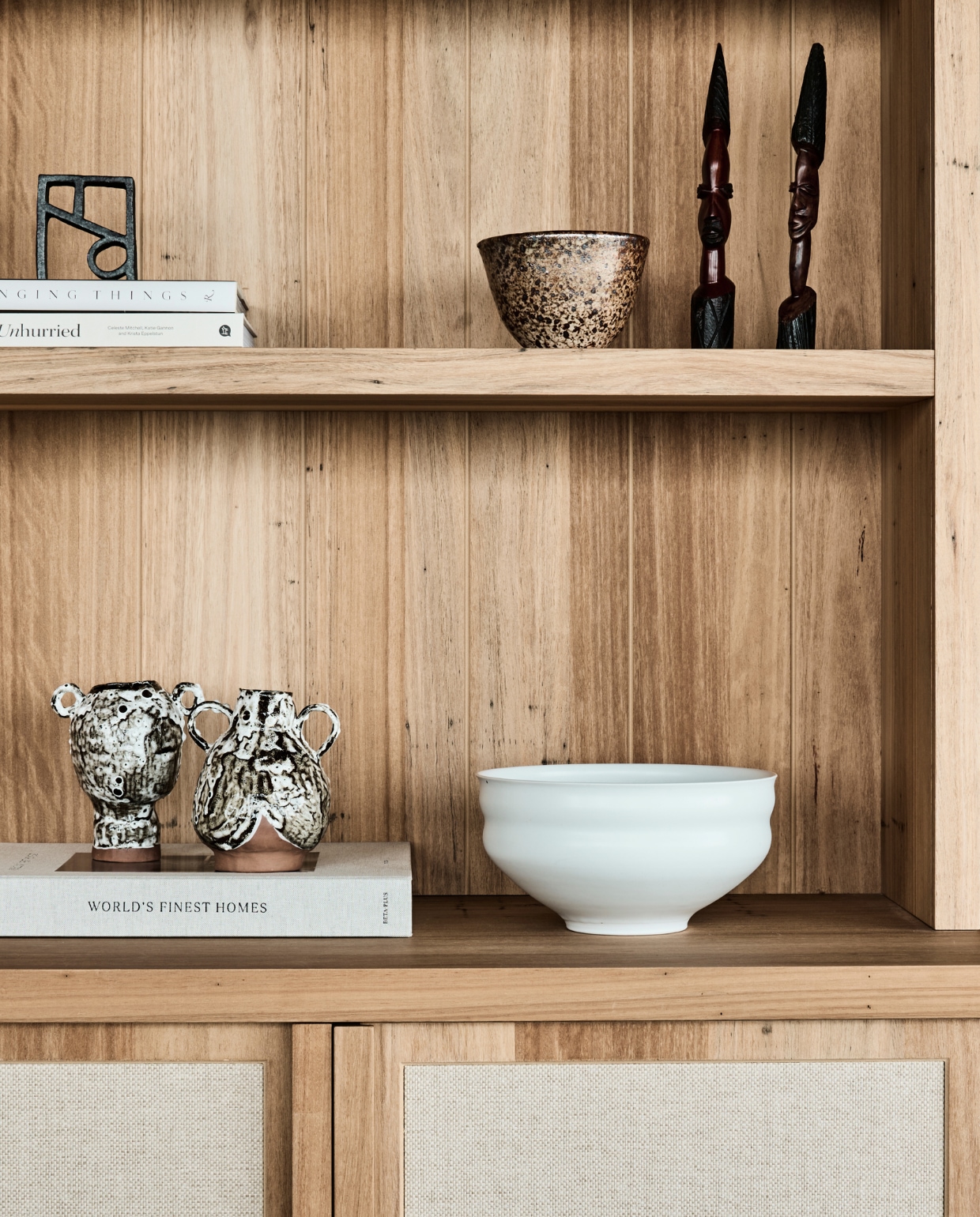 Kast op maat gemaakt van blackbutt-hout met papier in de kastdeuren. stijlvol wonen 08-2024 | productie Living agency | fotografie Tom Blachford