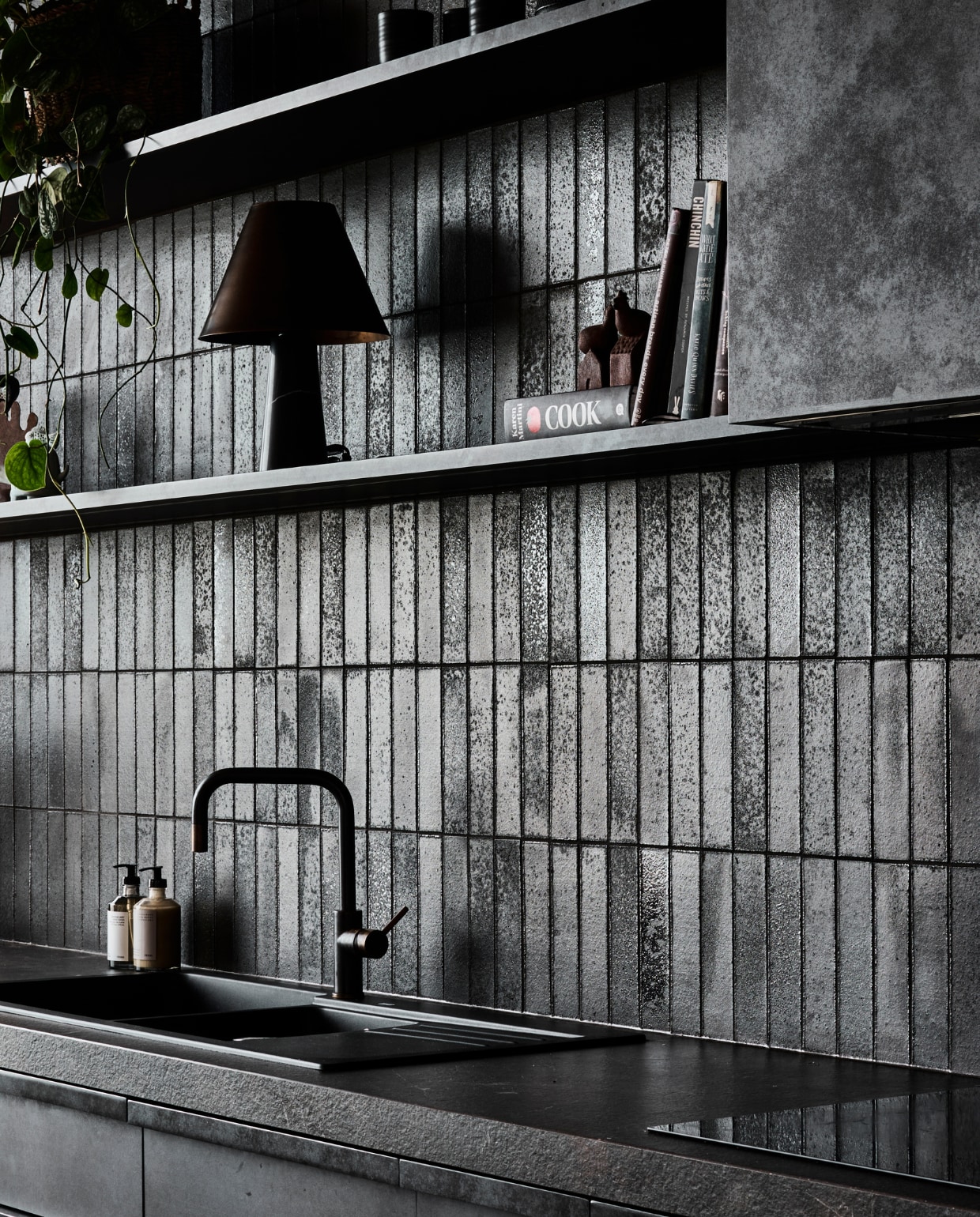 Keukenblad van geperst porselein, de spatwand is bekleed met Japanse tegels van Artedomus. Afzuigkap afgewerkt in titanium. Zeep Frama Copenhagen. stijlvol wonen 08-2024 | productie Living agency | fotografie Tom Blachford