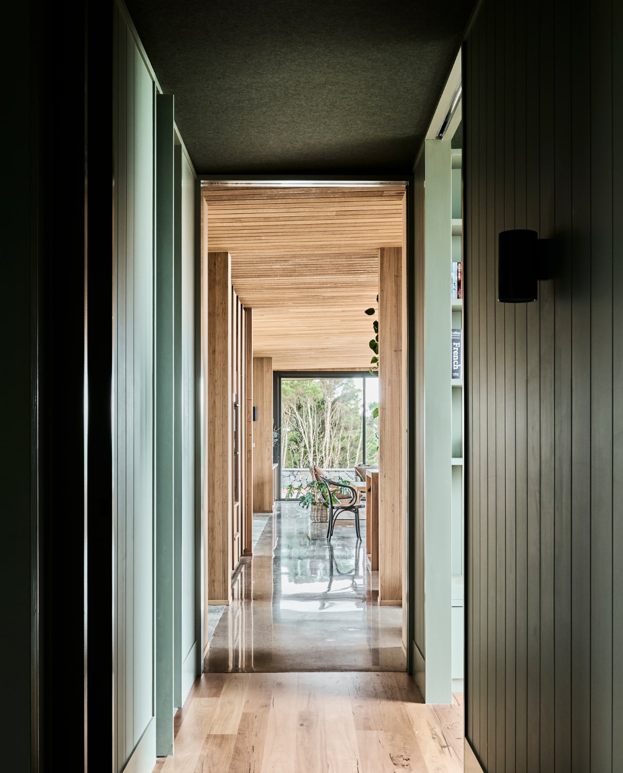 Geluiddempend plafond van Autex Acoustics. Wand bekleed met groefpanelen, gelakt in Forest Canopy van Dulux. stijlvol wonen 08-2024 | productie Living agency | fotografie Tom Blachford