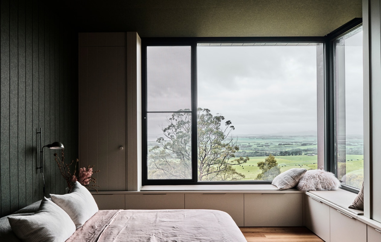 Geluiddempend plafond Gherkin van Autex Acoustics. Kasten op maat gemaakt en gelakt in Pale Tendril van Dulux. Wandlamp Funiculí van Marset. stijlvol wonen 08-2024 | productie Living agency | fotografie Tom Blachford