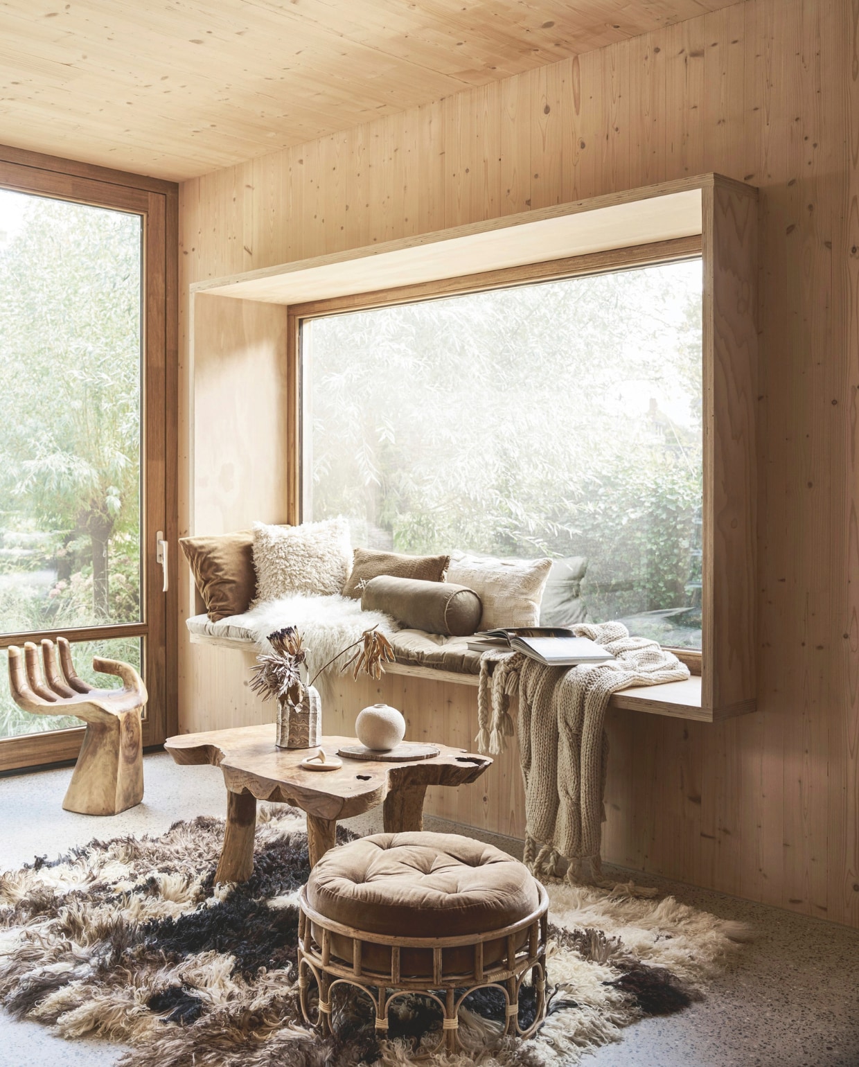 Vintage stoel € 675,- (bestwelhip.nl). Schapenvacht vloerkleed, 150x200 cm € 649,95 en crèmekleurige schapenvacht, 90x55 cm € 79,95 (vachtenspecialist.nl). Houten boomstamtafel, 100x68,5x50 cm (lxbxh) € 1080,- (pietjonker.nl). Bamboe poef, 60x36,5 cm (Øxh) € 303,25, katoenfluwelen matraskussen, 60x100 cm € 68,25, katoenfluwelen bolsterkussen € 27,50, katoenfluwelen kussenhoes € 29,-, offwhite katoenen kussenhoes met reliëf € 41,50 van Madam Stoltz (deens.nl). Fluffy kussenhoes € 29,99 en gebreide plaid met kwastjes € 29,99 (hm.com). Stenen vaas Blend van Ferm Living € 69,-(vtwonen.nl/shop). Houten schaal met tol Spin and Stay, prijs op aanvraag (rubenvdscheer.nl). Overig privébezit. vtwonen 13-2024 | styling Cleo Scheulderman | fotografie Jeroen van der Spek