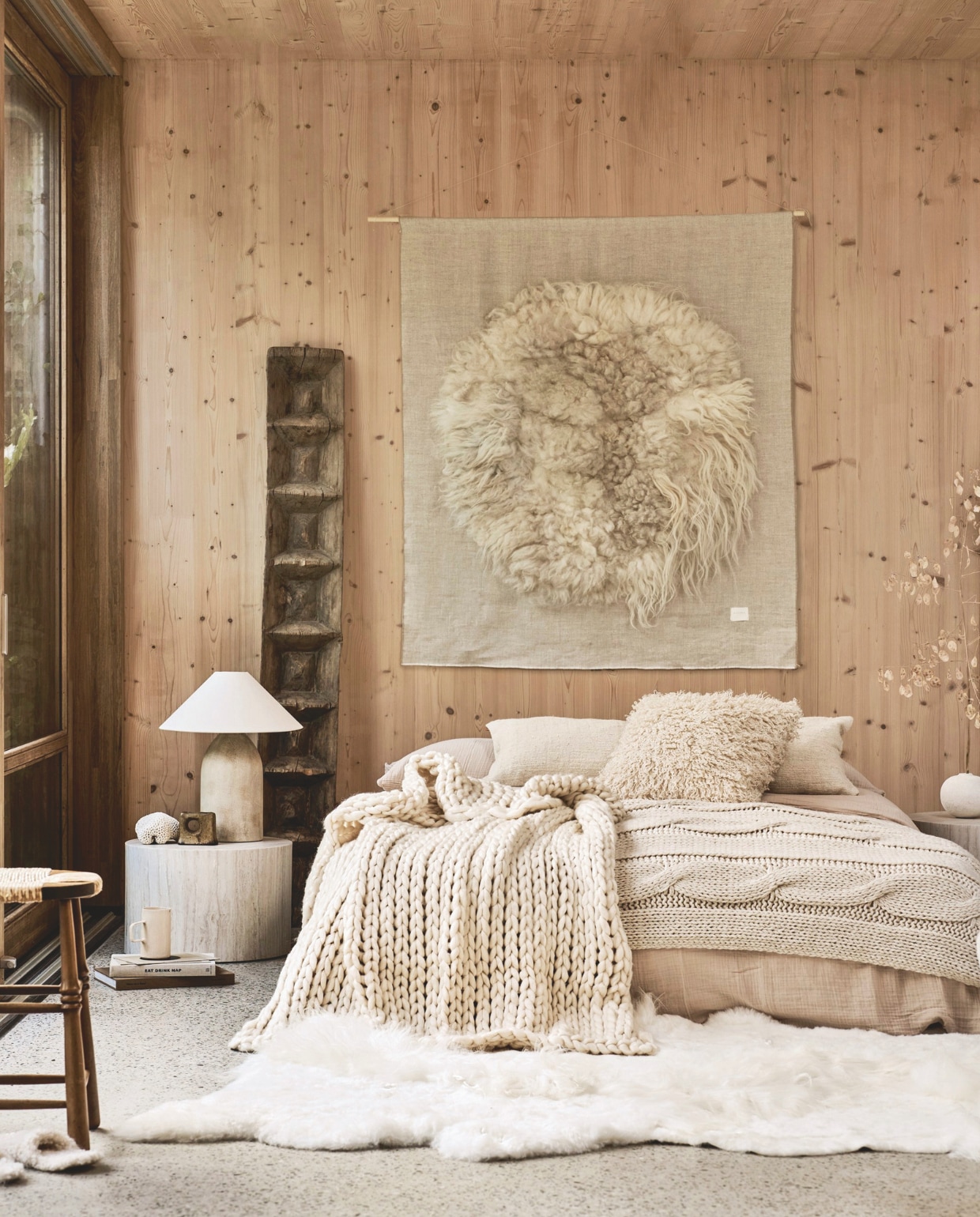 Wandkleed Moon, linnen en wol, 140x120 cm, prijs op aanvraag (halona.nl). Antieke houten broodrijsbakken, 200 cm, vanaf € 600,-(pietjonker.nl). Houten bijzettafel Dice van By Fonq in Travertine, set van 2 € 269,- en kussen Nettle van Ferm Living, brandnetel en biologisch katoen, 90x50 cm € 139,-(vtwonen.nl/shop). Plaid Kate Couverture van Venture Home € 79,99, kussenhoes € 29,99, gebreide plaid € 29,99 en katoenen dekbedset Mousseline, 220x240 cm € 79,99 (hm.com). Vintage kruk met touw, set van 2 € 375,- (bestwelhip.nl). Teddy pantoffels € 25,99 en tafellamp € 119,- (zarahome.nl). Op boeken: keramische mok, prijs op aanvraag (@mettesophie.interiordesign). vtwonen 13-2024 | styling Cleo Scheulderman | fotografie Jeroen van der Spek