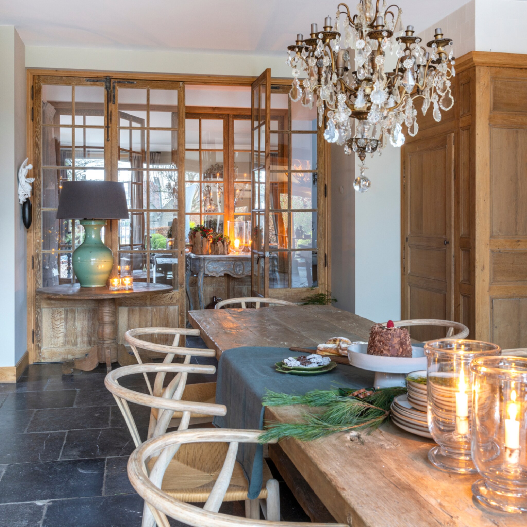 Landelijke eetkamer met tafelstyling in kerstsfeer