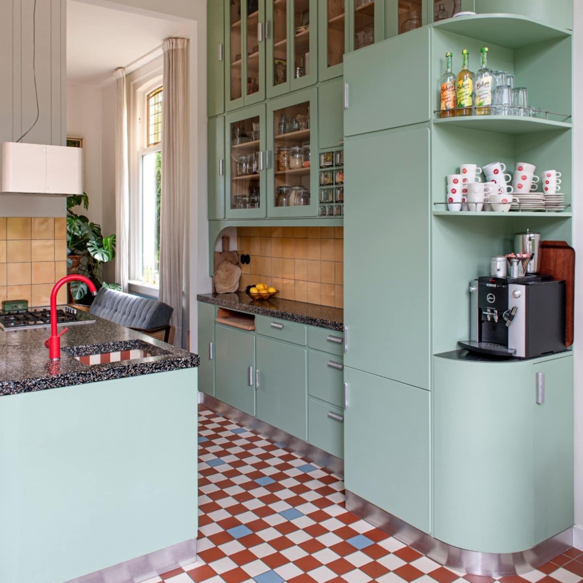 Groene retro keuken en een rood-wit geblokte vloer