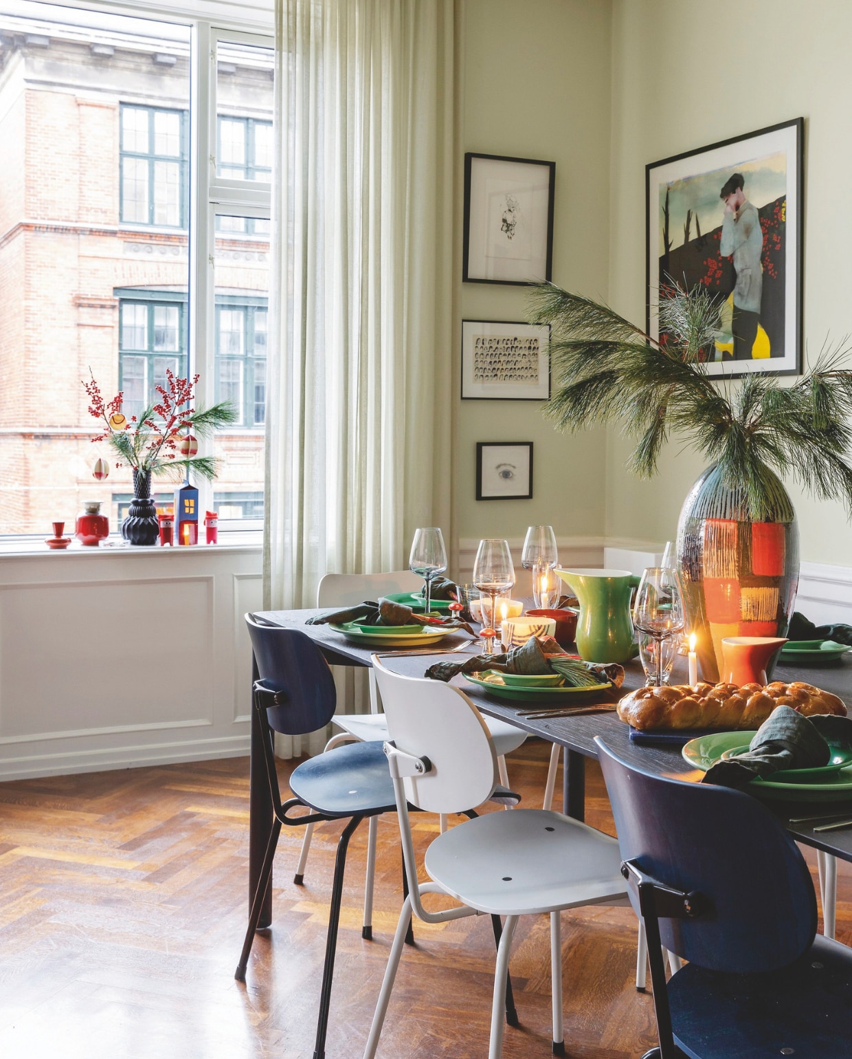 Eettafel Objekte Unserer Tage uit Berlijn, eetkamerstoelen Please Wait To Be Seated, vaas Anna Sørensen, borden en kan Ursula van Royal Copenhagen, Arne Jacobsen-bestek Georg Jensen, wijnglazen Brose, servetten Merci, litho Cathrine Raben Davidsen, litho Michael Rytz, borduurwerk Jette Tosti Ibfelt, litho rechts Jan Oksbøl Callesen. vtwonen 12-2024 | styling Rikke Graff Juel | fotografie Christina Kayser