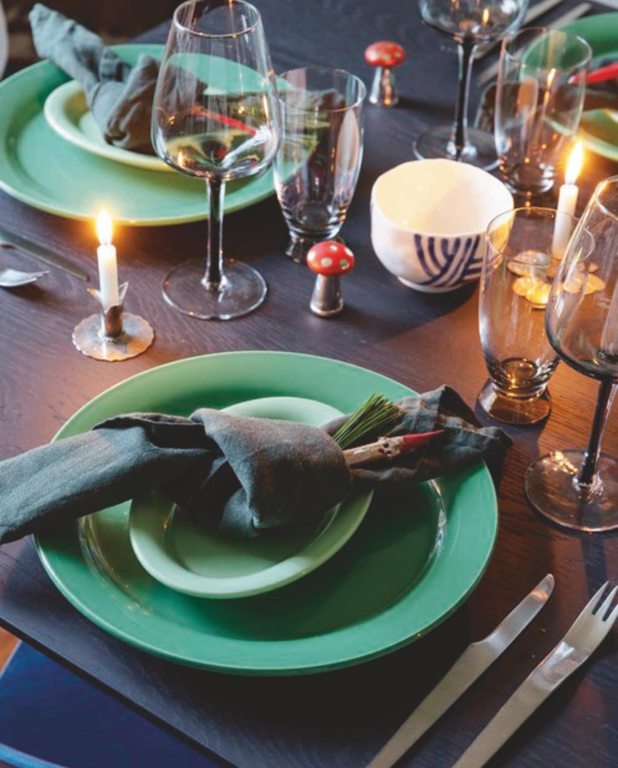 Serviesgoed Ursula van Royal Copenhagen, Arne Jacobsen-bestek Georg Jensen, wit-blauwe kom Susan Liebe, wijnglazen Broste, servet Merci. vtwonen 12-2024 | styling Rikke Graff Juel | fotografie Christina Kayser