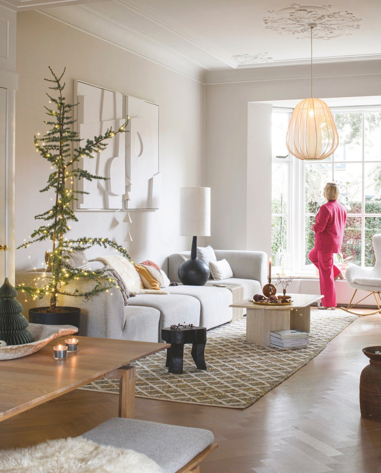 Bank HKliving, salontafel Marktplaats, vloerkleed Sissi-Boy Homeland. Hanglamp, eettafel, bankje en kussen Bolia. Schommelstoel Westwing, tafellamp en krukken Household Hardware, kussens bank H&M Home, Hema, Goround, kandelaars H&M Home, dienblad Hema, kunstwerk Edith Beurskens, boeken Kinfolk. Wandkleur Skimming Stone 241, plafond en kozijnen Strong White 2001 van Farrow & Ball. vtwonen 12-2024 | styling Marit Saladini | fotografie Louis Lemaire