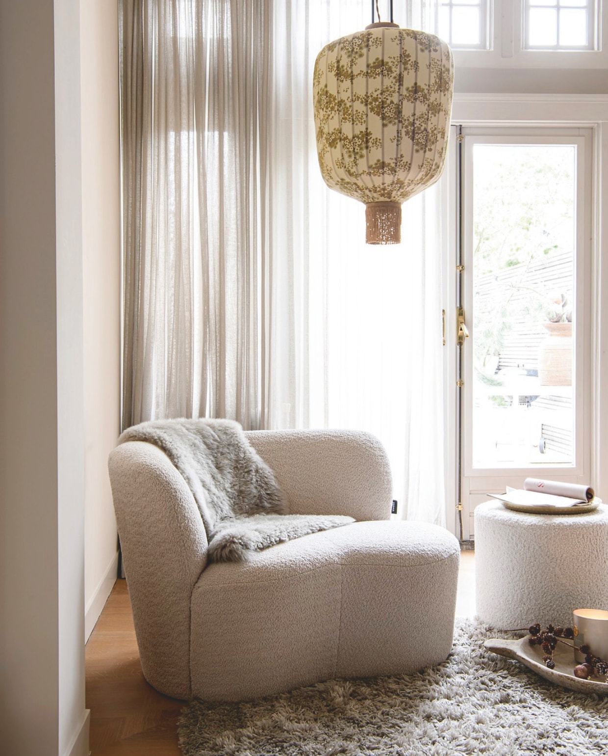 Fauteuil Karwei, poef Kwantum, vloerkleed Wehkamp, hanglamp HKliving, schaal Household Hardware, linnen gordijnen Roseleur. vtwonen 12-2024 | styling Marit Saladini | fotografie Louis Lemaire